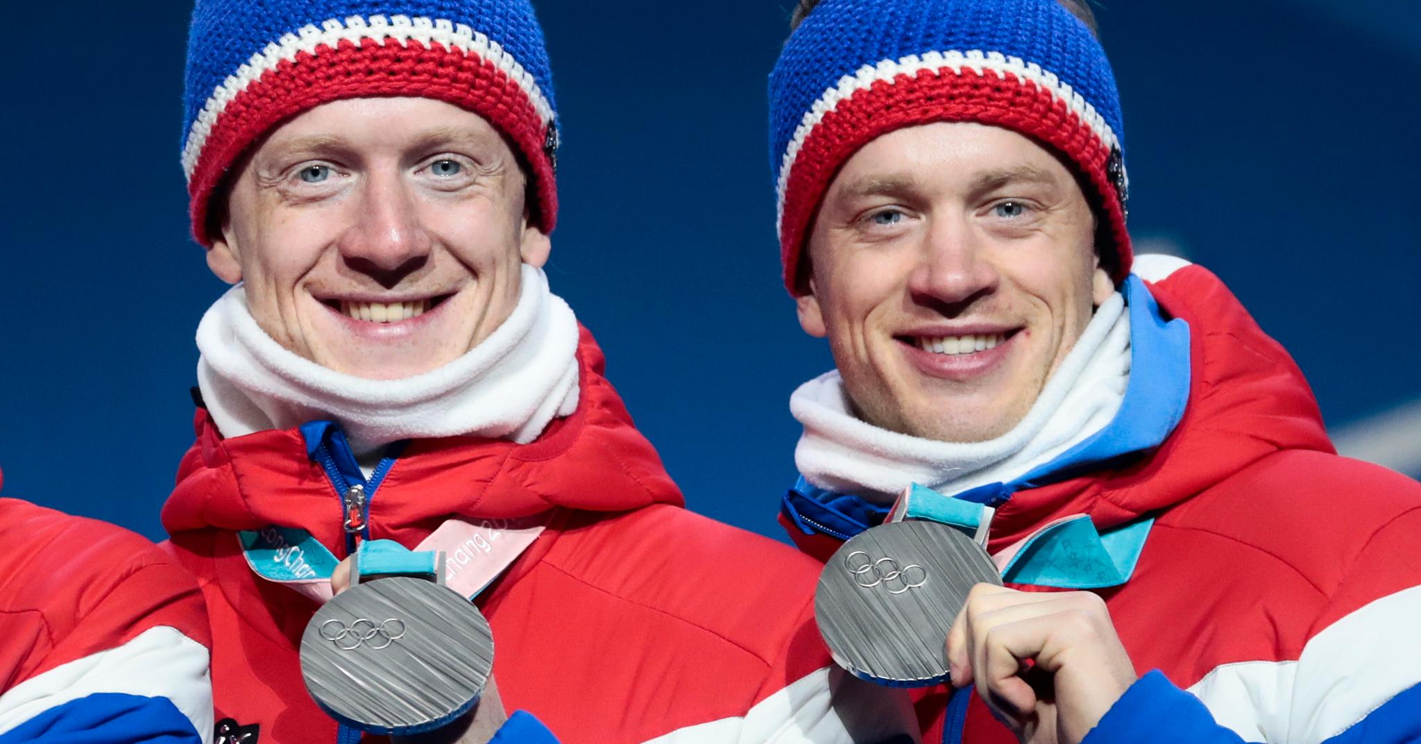 I 2018 tok Tarjei Bø (t.h.) og Johannes Thingnes Bø OL-sølv med det norske herrelaget i stafett. Lørdag går de for gull på miksstafetten i Beijing.