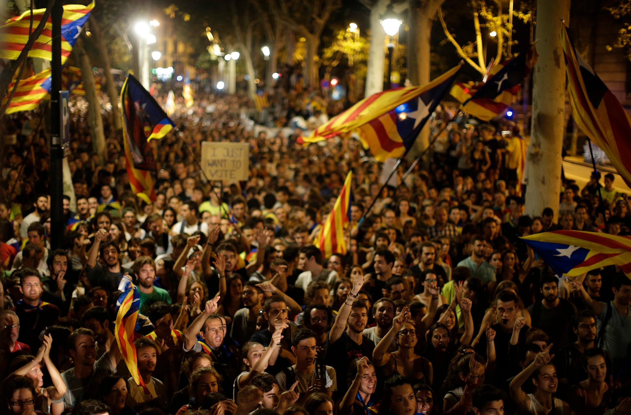  En politirazzia i Catalonias økonomiministerium onsdag førte til betydelige demonstrasjoner. 