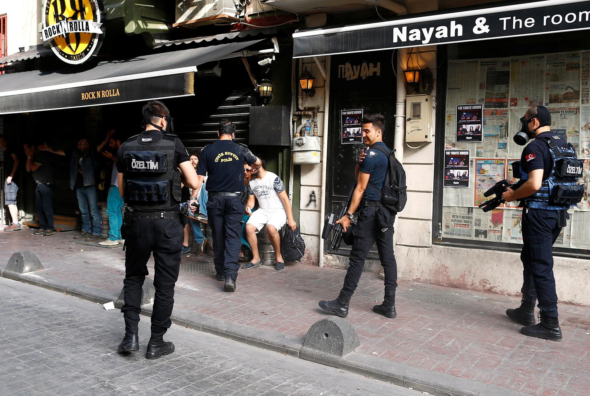 FORBUDT: Politiet i Istanbul stanser personer som hadde samlet seg for å gå i homoparaden søndag. Mer enn 300 politi var plassert langs gaten og i sidegater.