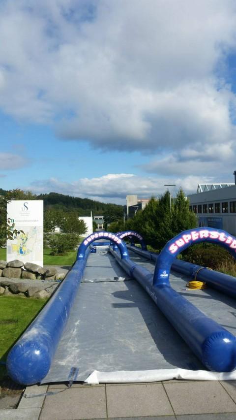 En 50 meter lang slip'n slide venter på studentene.