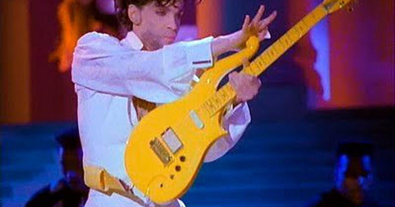 Prince med gitaren "The Yellow Cloud" under en konsert.