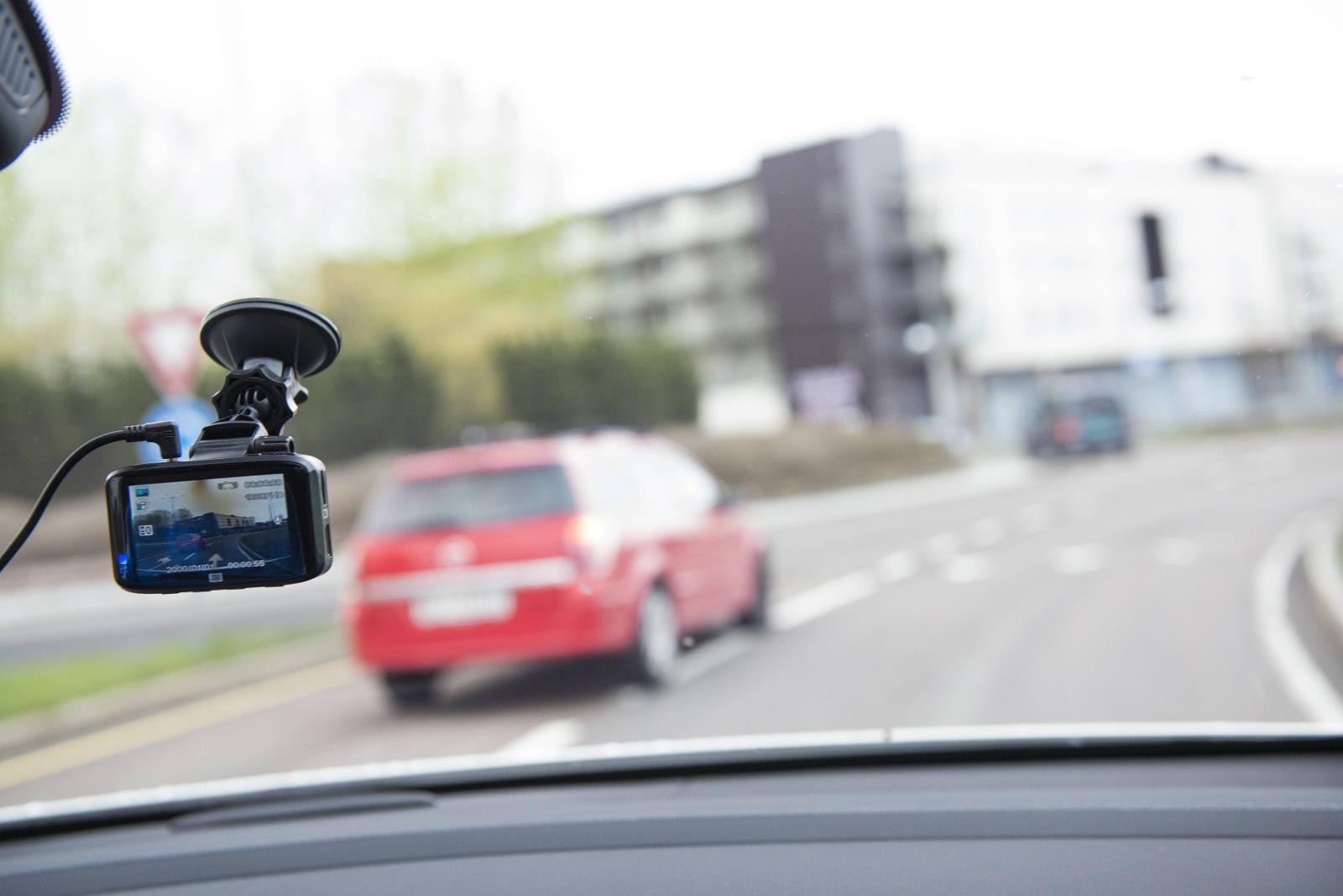 LITE: Bilkameraer, som også kalles dashcams, er laget for montering i frontruten. De små kameraene fanger alt som skjer foran bilen din når du kjører. 