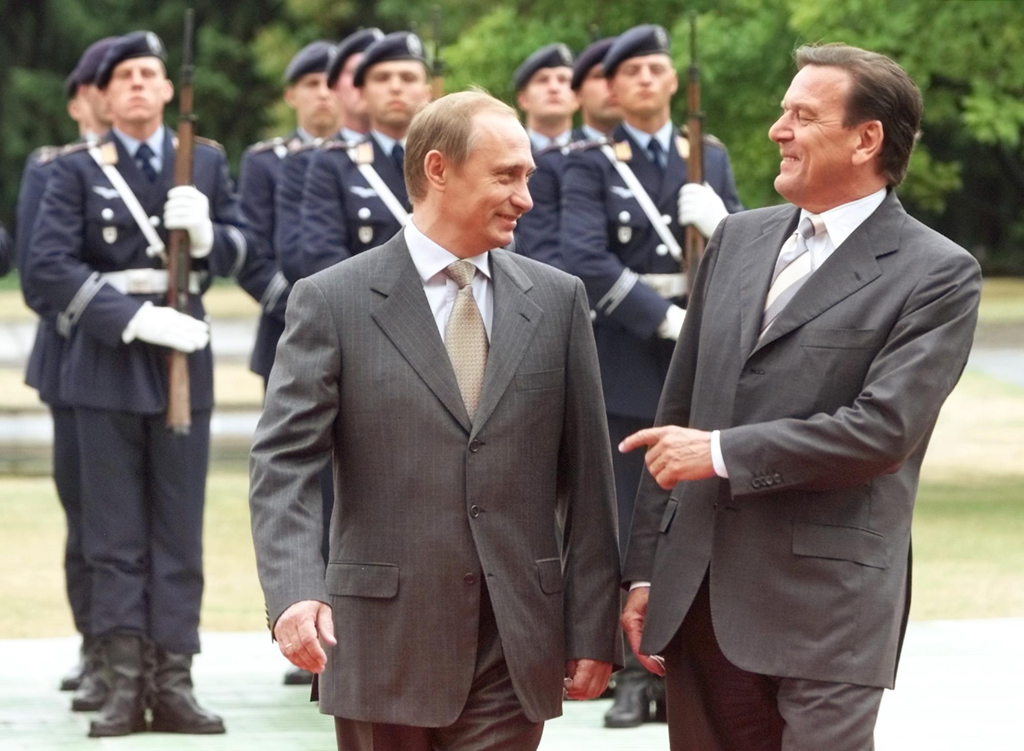 Her er Vladimir Putin i juni 2000 på sitt første besøk i Tyskland som russisk president. Til venstre daværende kansler Gerhard Schröder – som fortsatt er Putins venn. 