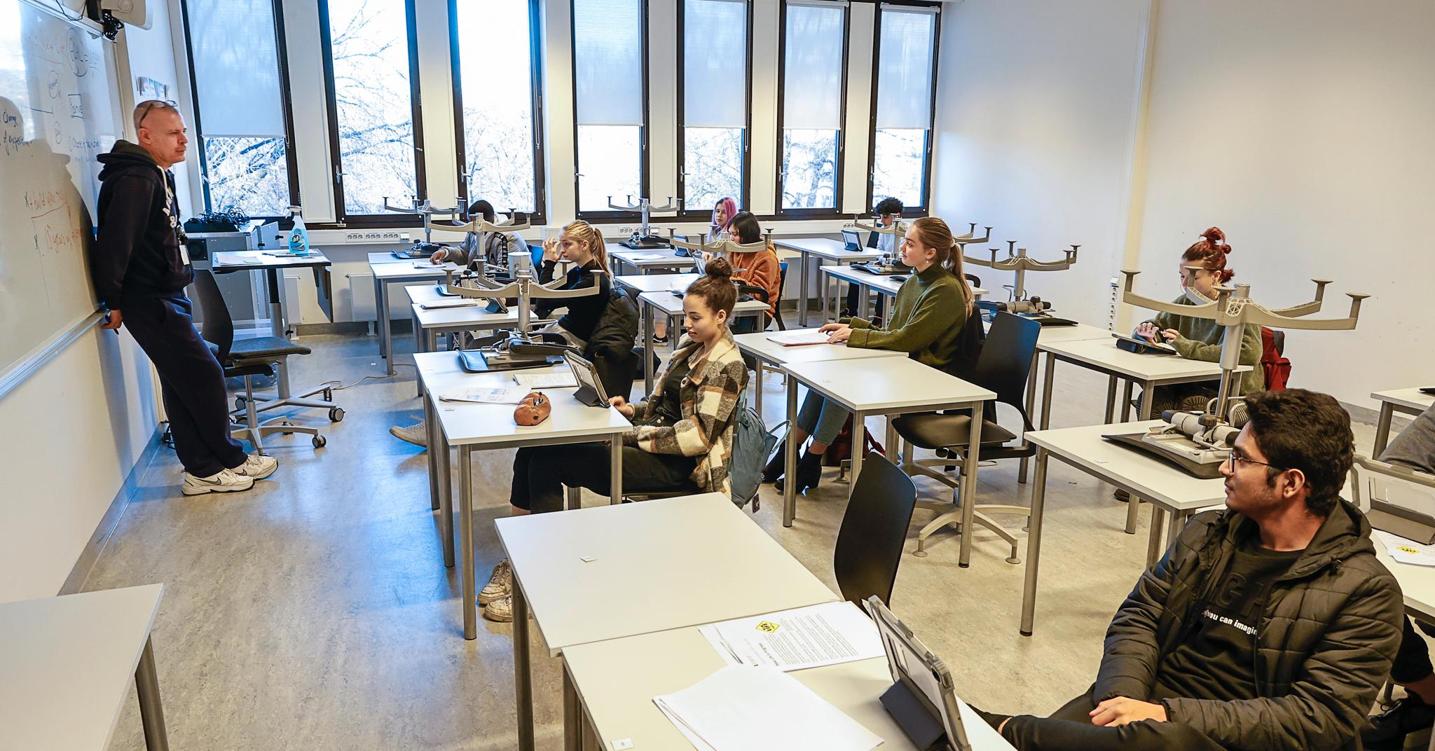 Engelsklærer Umit Bayraktar (t.v.) forbereder halvparten av klasse 10 A ved Sofienberg skole på tentamen.