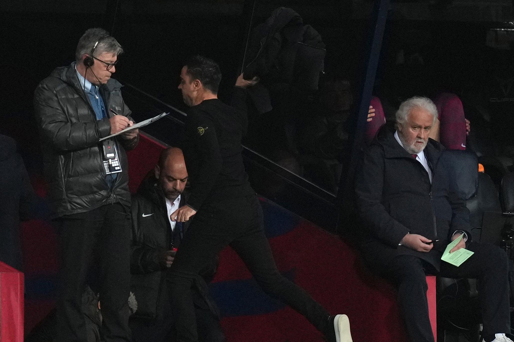  Barcelona-trener Xavi kaster en jakke i frustrasjon etter å ha fått rødt kort. 