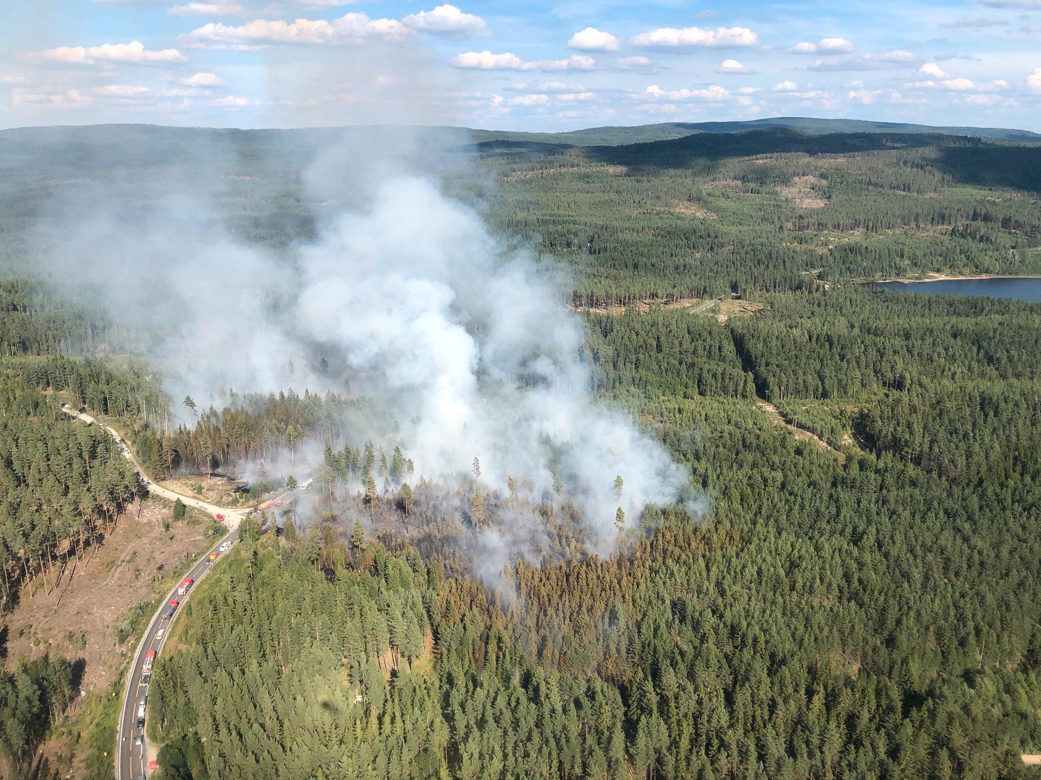 Slik så det ut da skogbrannhelikopteret fra Kjeller ankom brannstedet ved Grue onsdag ettermiddag.
