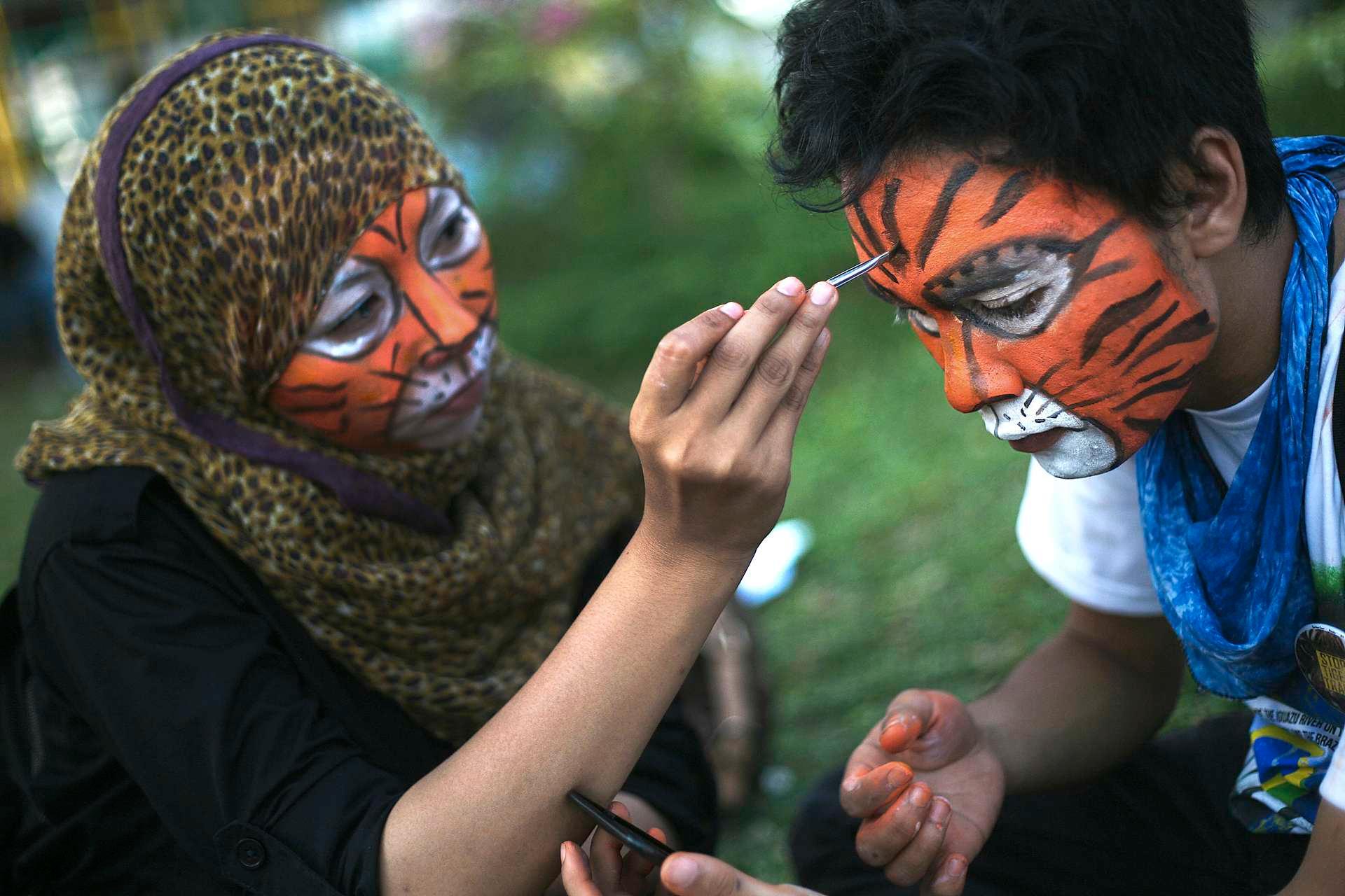 Kampen for å redde tigeren foregår på alle plan i det asiatiske samfunnet. Her fra forberedelsene til en demonstrasjon i Jakatrta i Indonesia i 2013. Hvis ikke noe drastisk gjøres vil den unike Sumatra-tigeren bli utryddet.