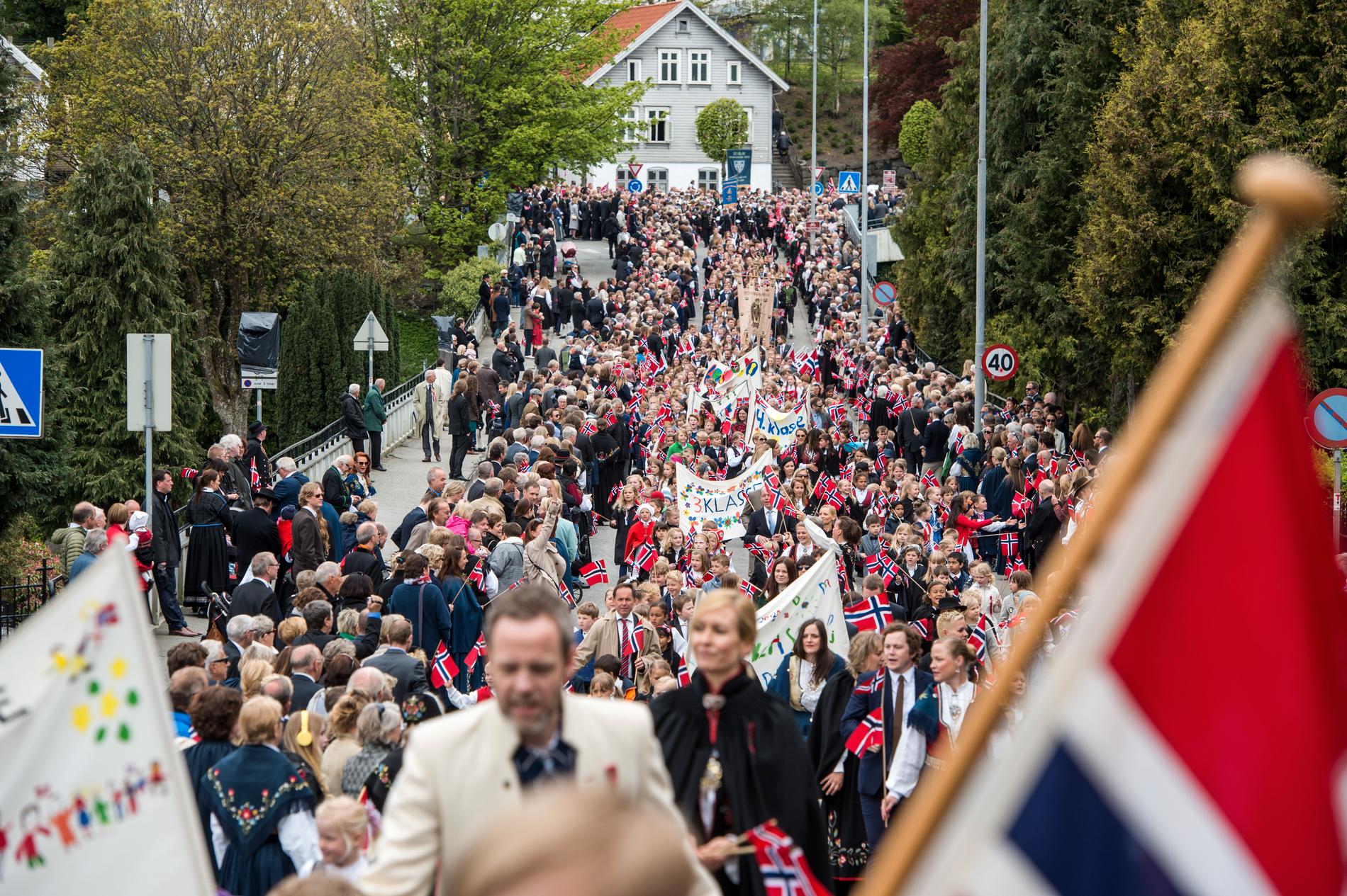  «Hva er grunnen til at vi i Norge går sammen fredfullt og noenlunde i takt 17. mai?» spør Rune Askeland.  