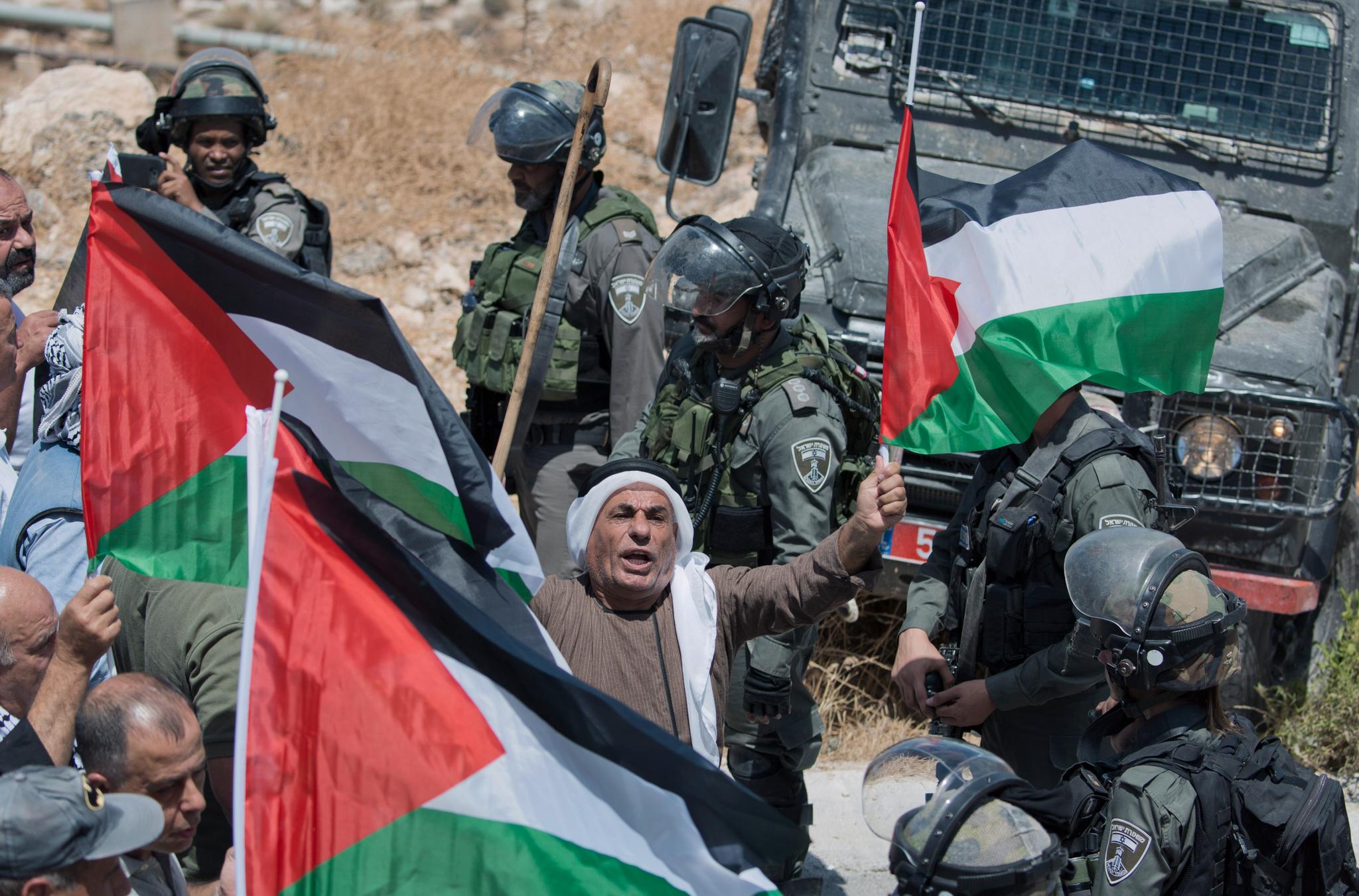 Palestinere, israelere og utenlandske aktivister protesterer ved en ny israelsk bosetting nær Vestbredden i august 2019. 