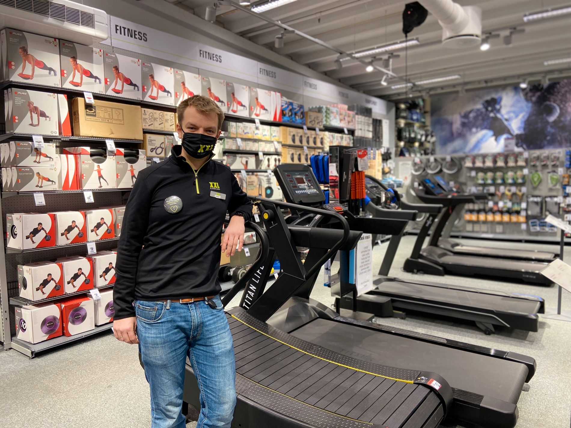 – Vekter, strikker og stortrim-apparater har solgt best, sier avdelingssjef for sport og helse på XXL Forus, Henrik Øvestad.