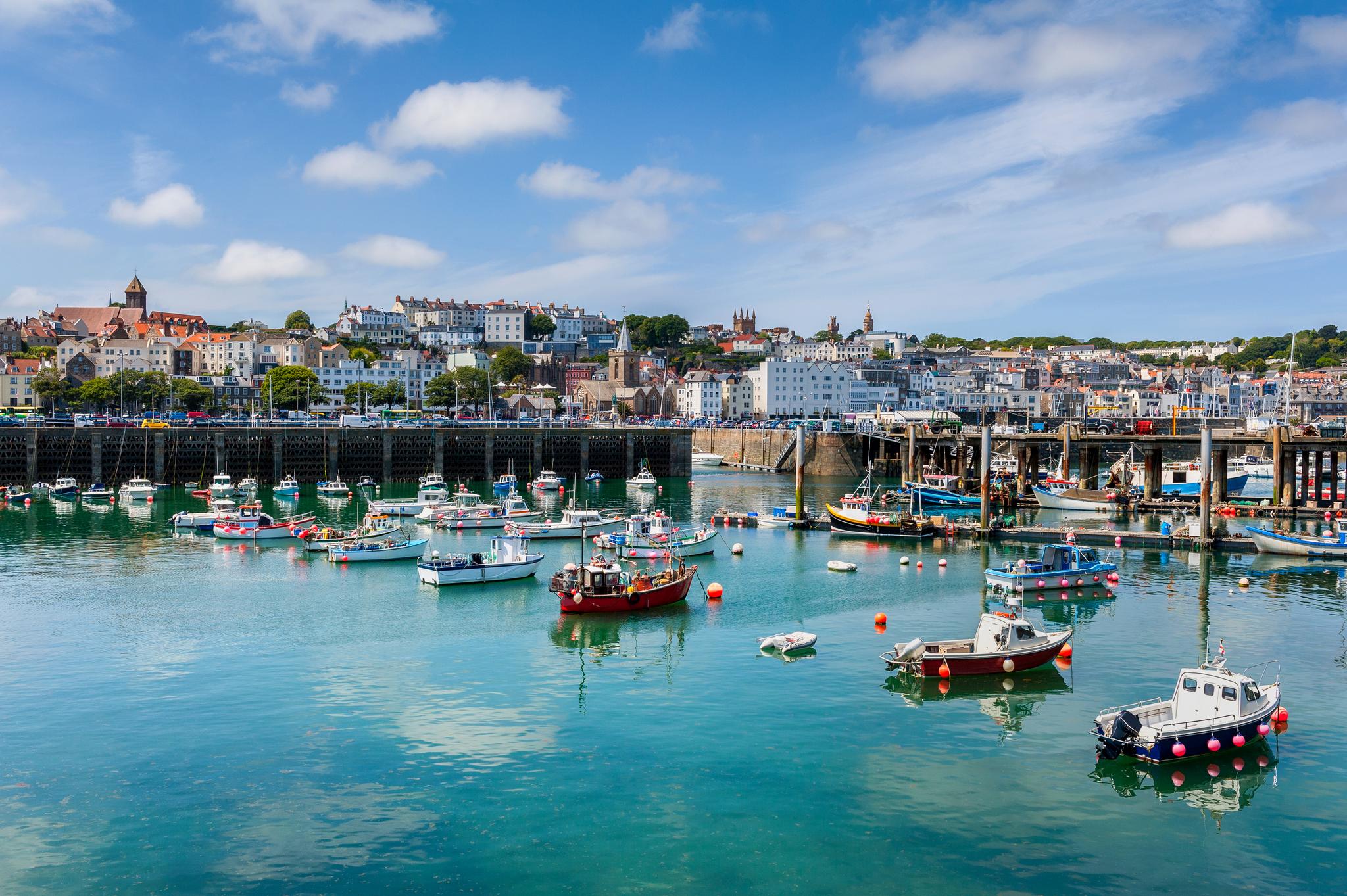  Saint Peter Port er et av ti prestegjeld på den britiske kanaløya Guernsey. Byen er Guernseys hovedstad. 