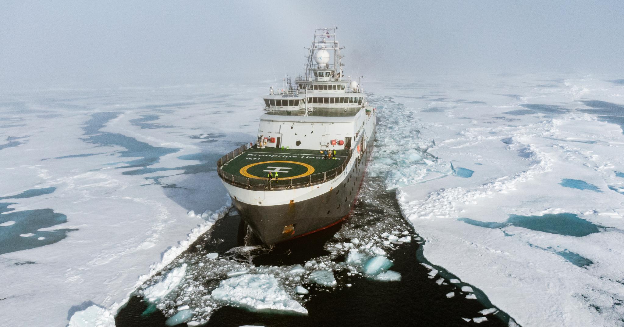 Forskningsskipet «Kronprins Haakon» brøyter seg frem gjennom isen i Polavet for å senke ned to flytende forskningsstasjoner.