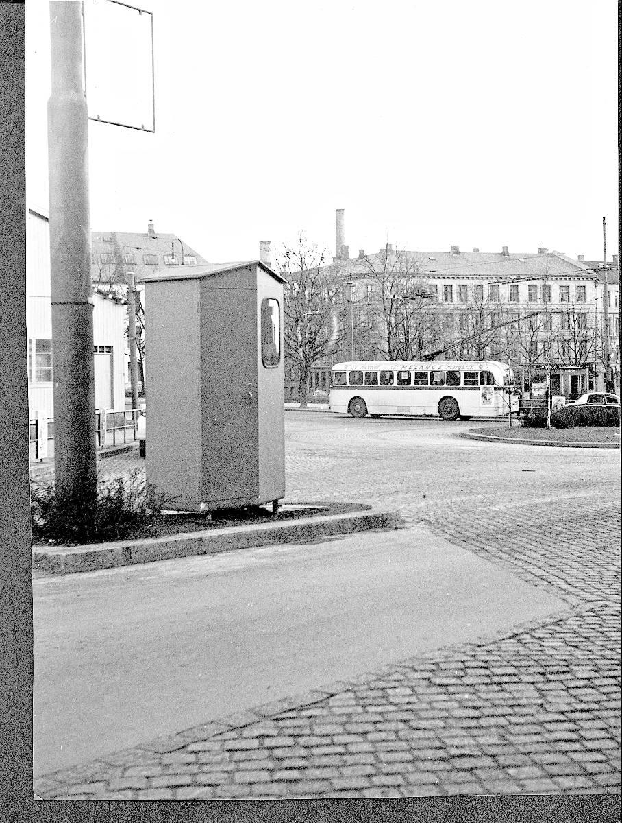 I 1972 var det utplassert diverse kontrollørkiosker. I bakgrunnen kan det sees en trolleybuss på linje 21.Se flere historiske oslofoto på www.oslobilder.no.