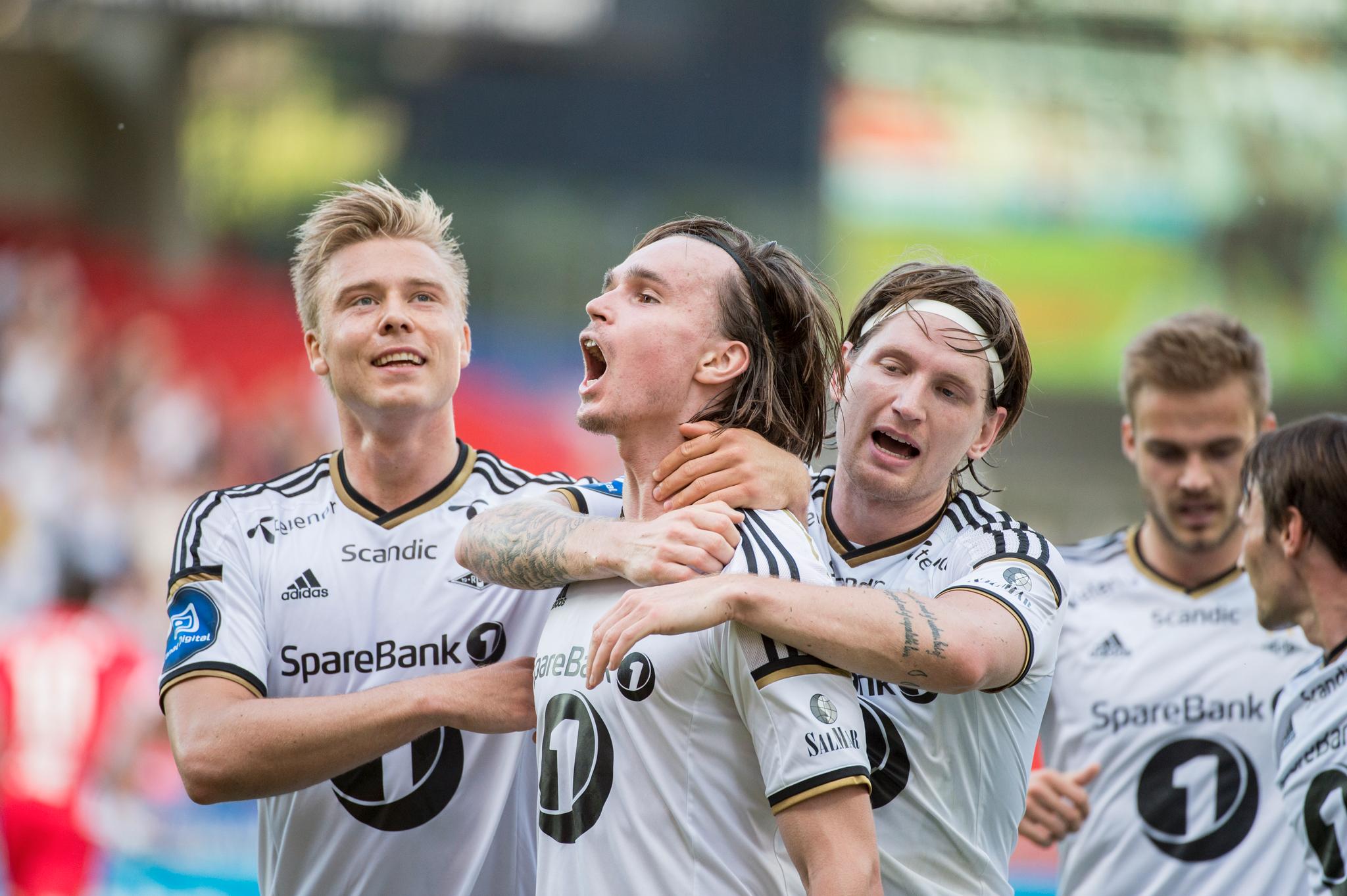 GAMMEL STORHET: Slik så det ut sist Ole Selnæs spilte i Rosenborg. Her feirer han scoring mot Odd sammen med Alexander Søderlund, Stefan Strandberg og Holmar Eyjolfsson. 