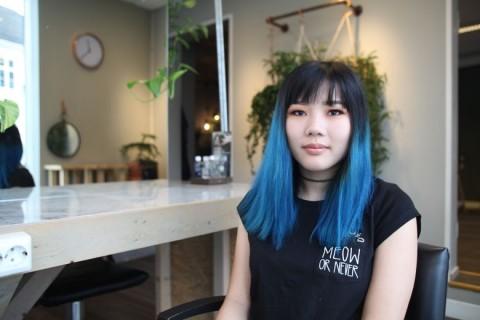 Ingrid Fossum har en av høstens populære hårfarger, for nå er det blått og grønt som gjelder.