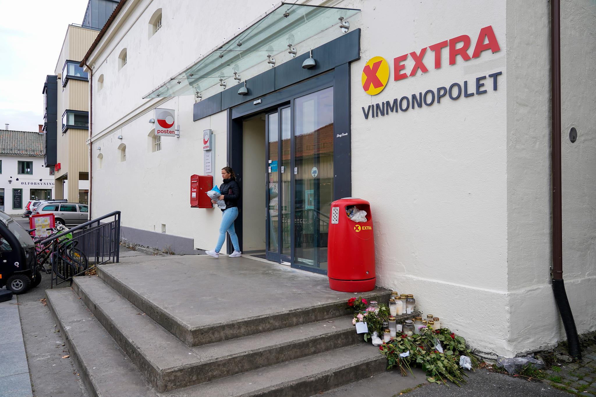 Det var inn denne døren politiet tok seg kort tid etter at de kom til butikken i Myntgata syv minutter etter at Bråthen skjøt sin første pil. 