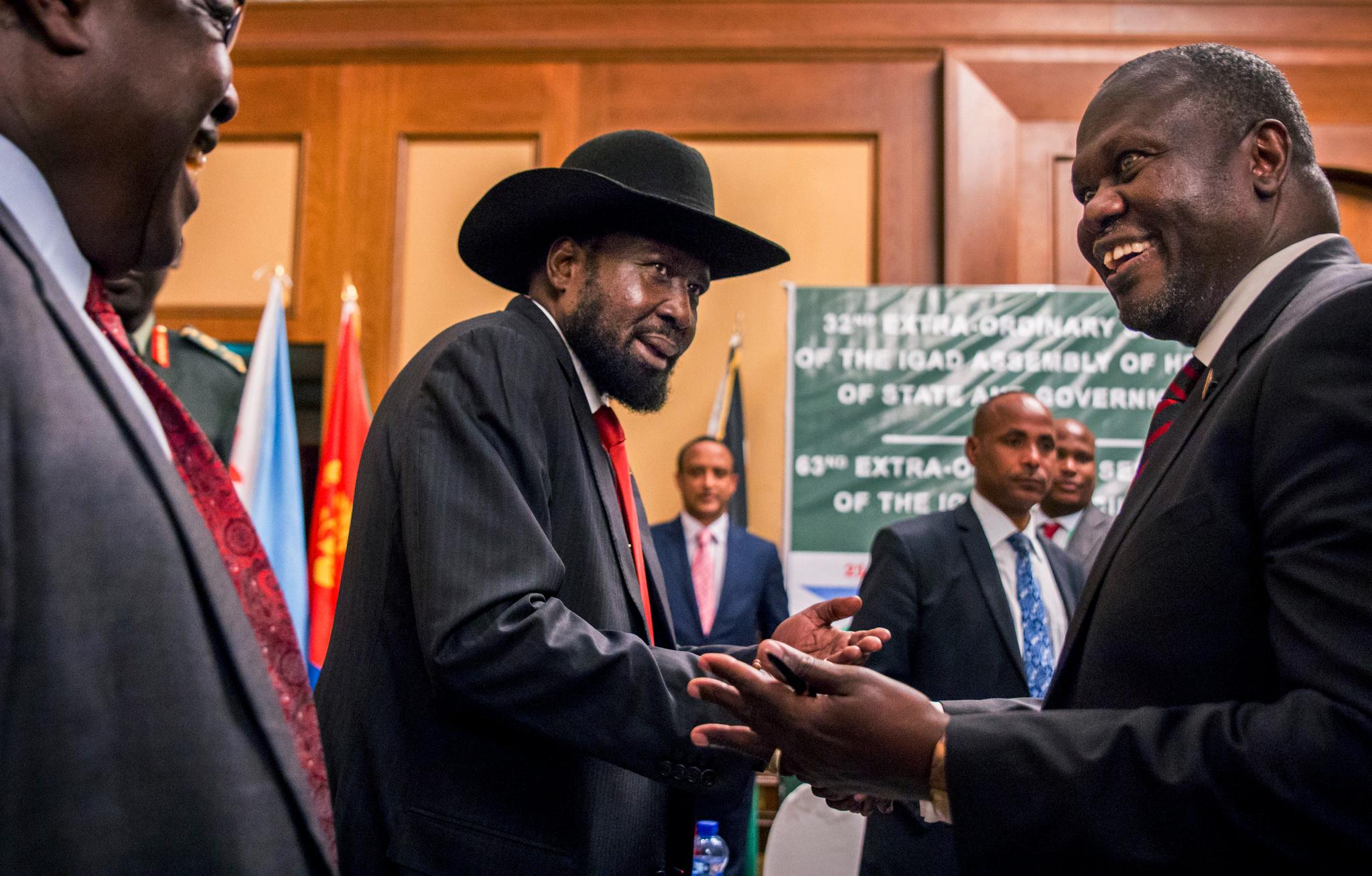 Sør-Sudans president Salva Kiir (midten) og opprørsleder Riek Machar (høyre) under tidligere fredssamtaler i Etiopias hovedstad Addis Abeba torsdag 21. juni. Foto: AP / NTB scanpix.