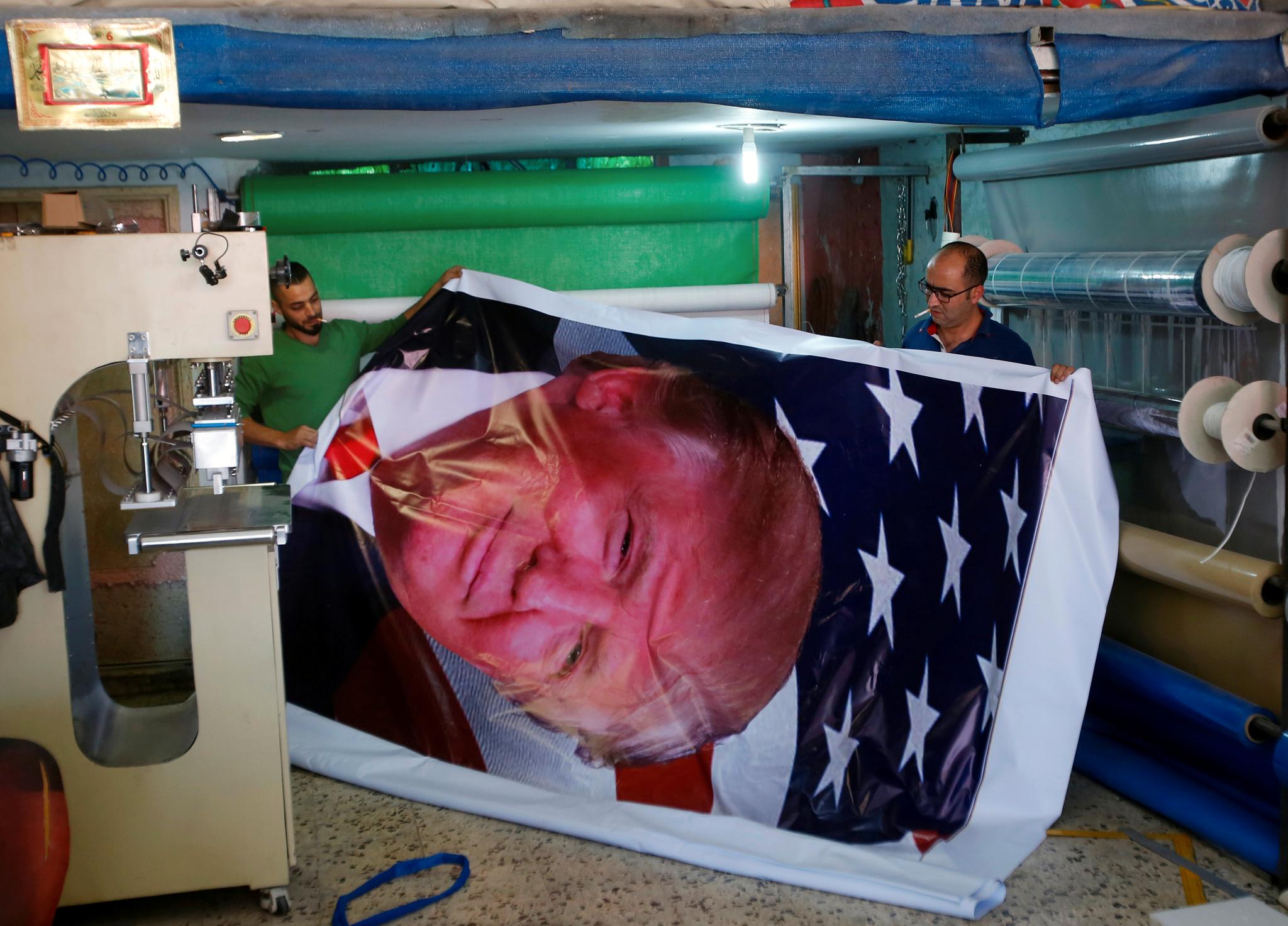 En trykker i Betlehem forberedte søndag Trumps besøk med å lage plakater. 