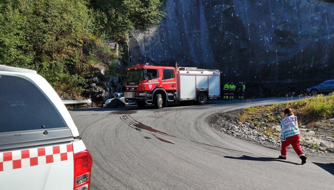 Bilen kjørte i fjellveggen i en 180 graders sving på vei fra Gaustatoppen til Rjukan. 