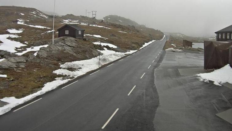 SOGNEFJELLET: Slik så det ut på fylkesvei 555 ved Sognefjellshytta søndag formiddag. Mye snø i fjellet kan gjøre det utfordrende å holde alle fjelloverganger åpne, ifølge vakthavende meteorolog Kristin Seter.