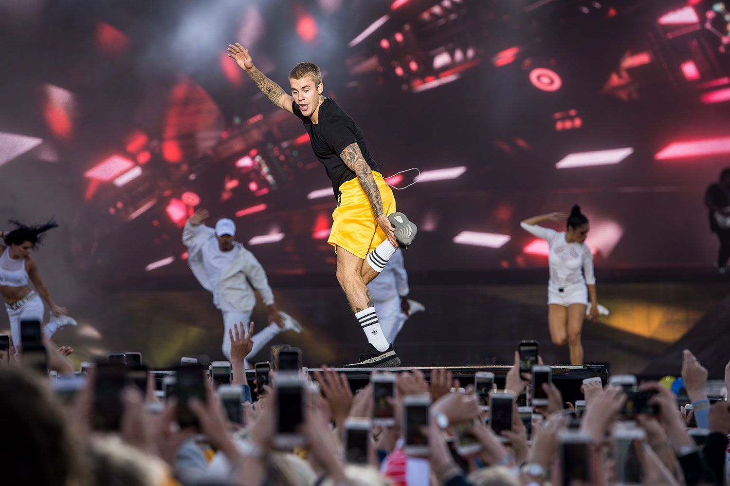 Justin Bieber sang og danset foran 40.000 mennesker i Aarhus mandag. I forkant var det flere som besvimte i køen utenfor arenaen.
