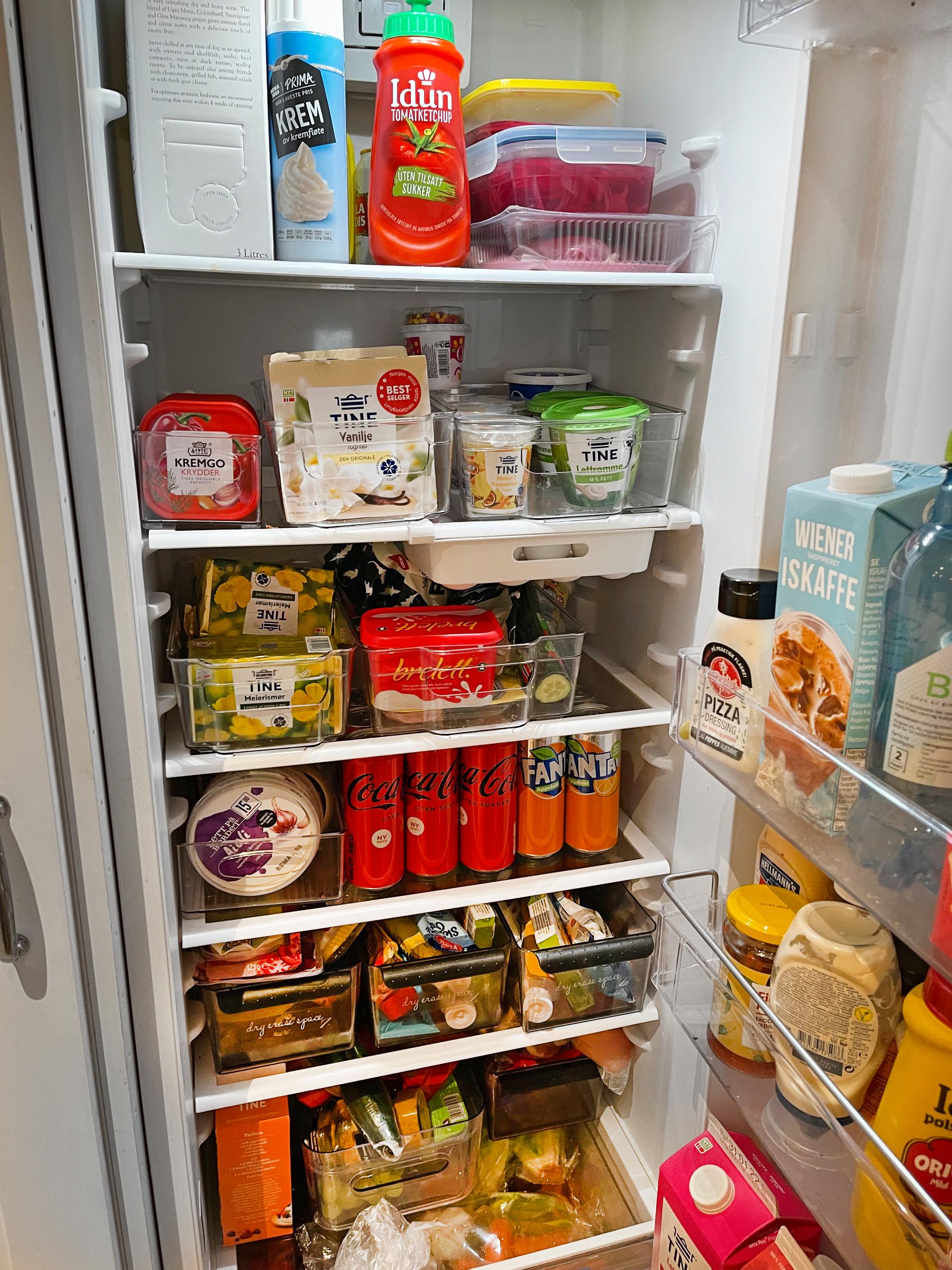 Kjøleskap-organisering er noe av beste Liv Gravdahl har gjort. – Vi sparer penger og har langt mer oversikt over maten enn før, sier hun.