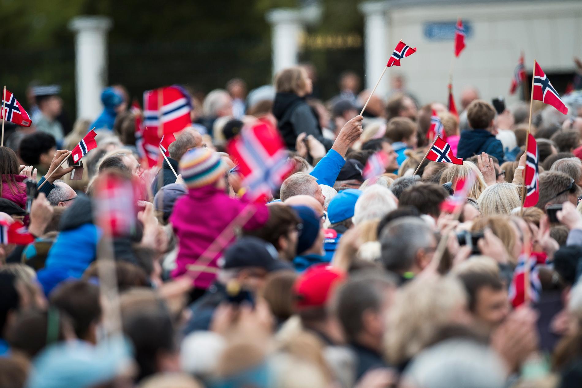 FOLKEFEST: Mange vifter med norske flagg når kongefamilien med gjester hilser publikum fra slottsbalkongen i anledning sin 80-årsfeiring. 