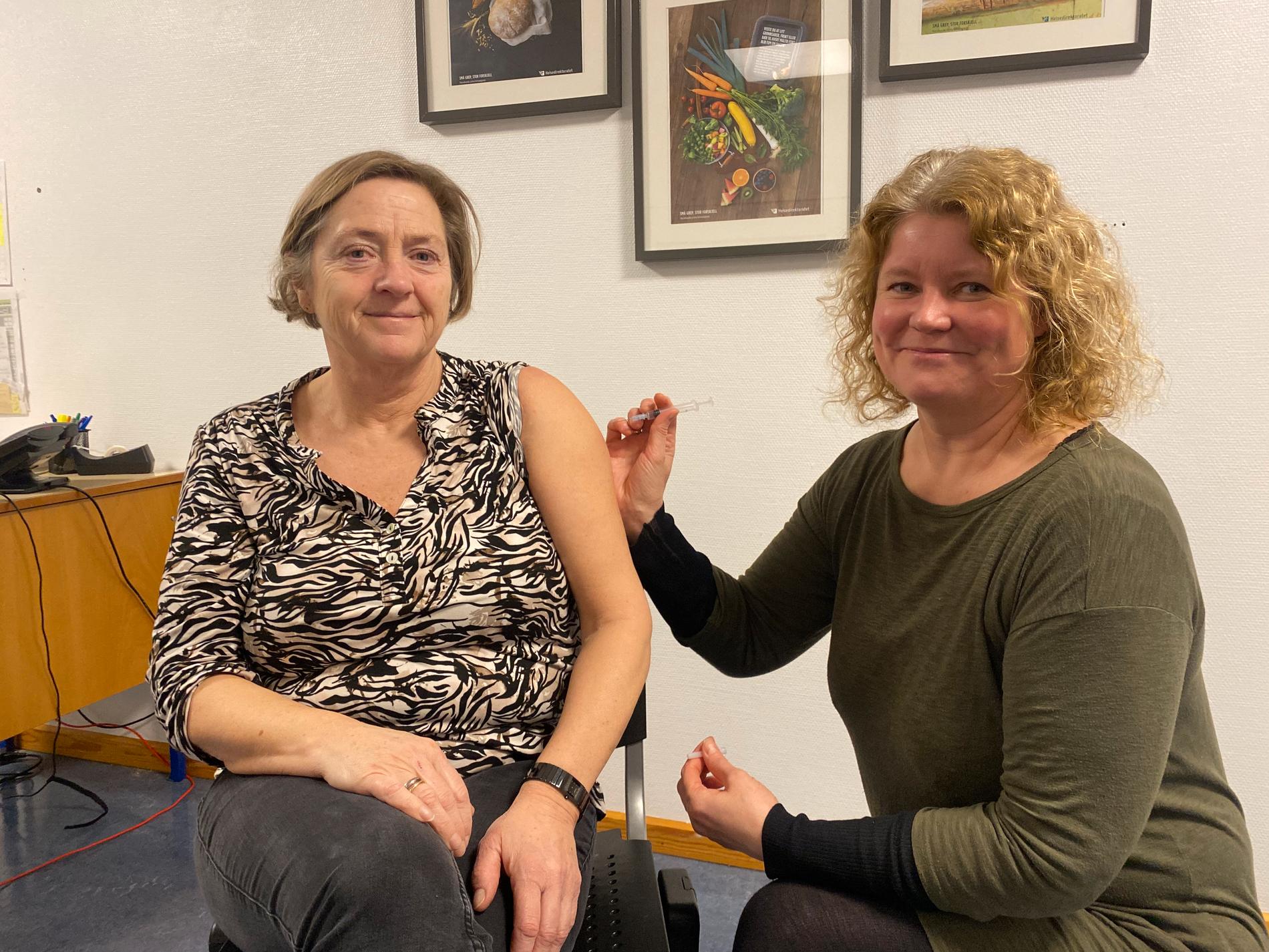 Helsesykepleierne Bente Vistnes Oven (t.h) vaksinere videregående elevene mot meningokokksykdom forrige uke. Her fra i fjor, sammen med Astrid Haraldseid.