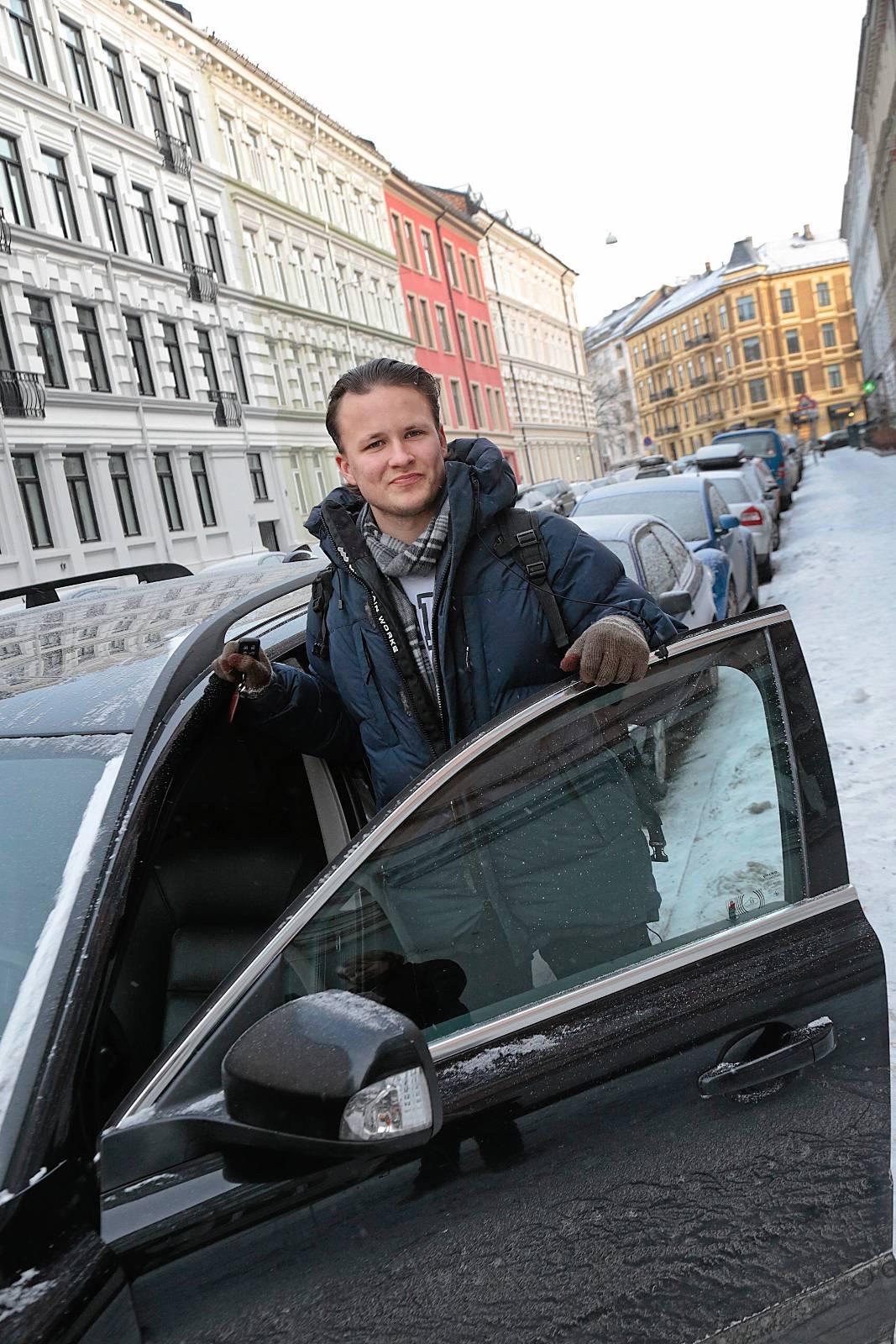 Her i bydel Frogner har Fabian Ødeskaug fått mange parkeringsbøter. Det er ikke så lett å finne en ledig parkeringsplass her, sier han. 