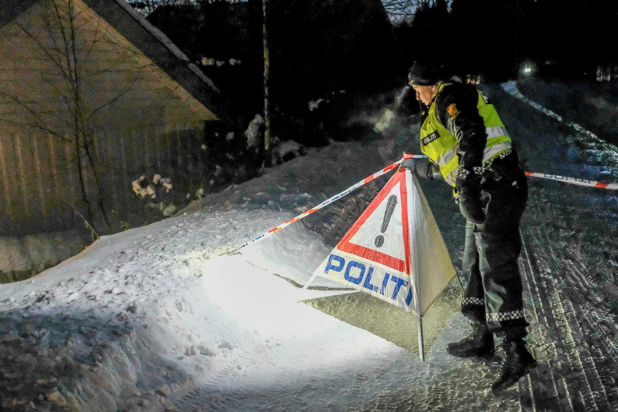 Politisperringer i Fagerlundvegen i Brumunddal fredag kveld. Blodspor funnet i området er bekreftet å stamme fra 36 år gamle Janne Jemtland som har vært savnet siden 29. desember. 