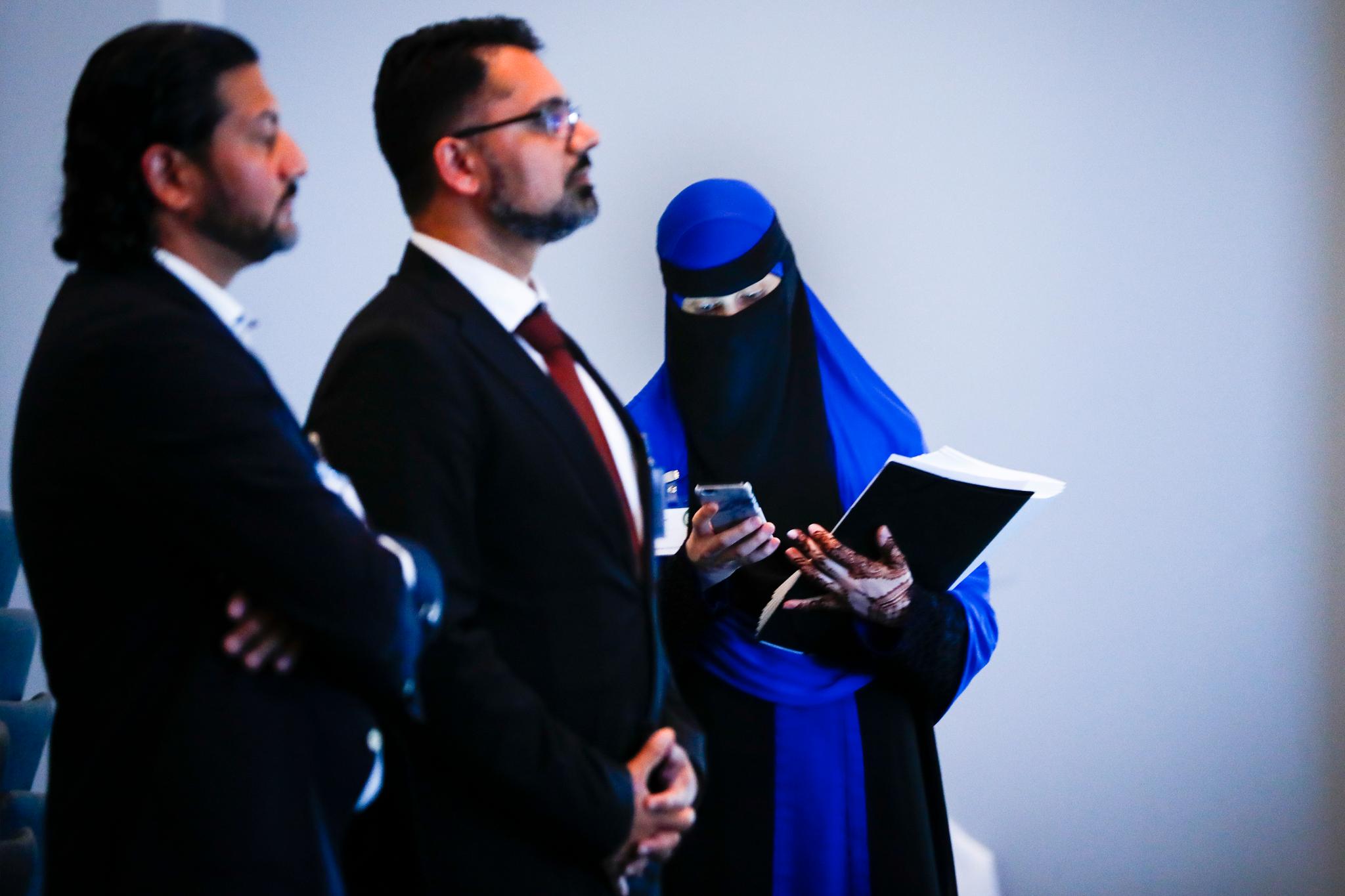 Generalsekretær Mehtab Afsar (t.v.), styreleder Zaeem Shaukat og administrasjonskonsulent Leyla Hasic i Islamsk Råd Norge (IRN) under en politisk paneldebatt om innvandring, hatkriminalitet og rasisme i Oslo tidligere i høst.