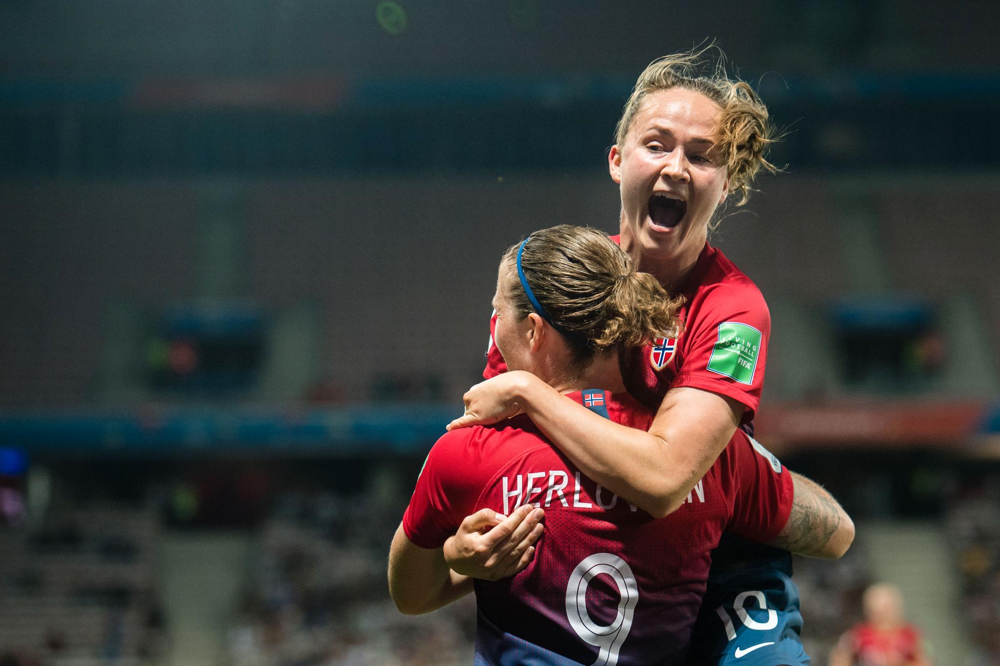 Caroline Graham Hansen jubler sammen med Isabell Herlovsen etter det norske 1–0-målet.