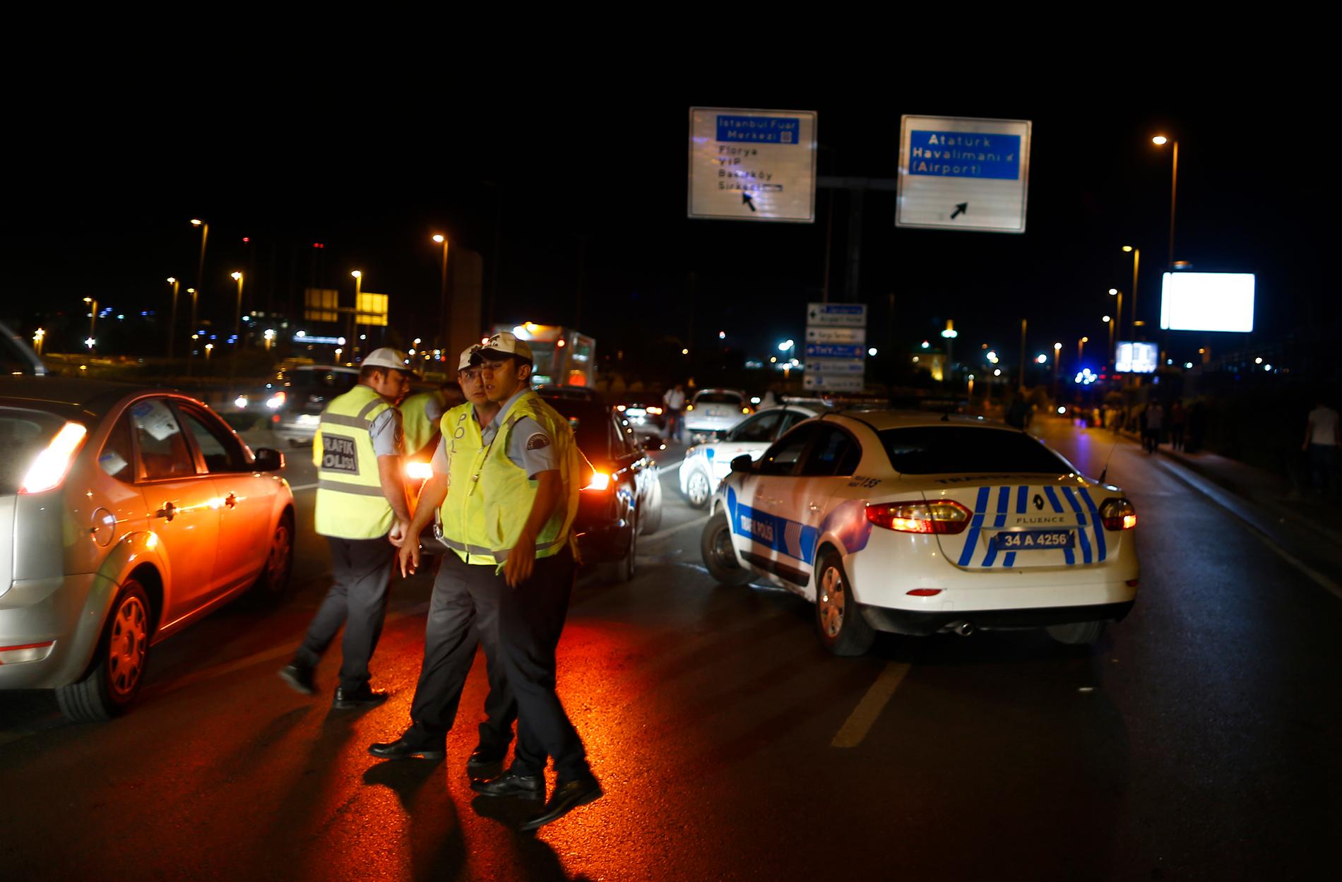 ANGREP: Sikkerhetsvakter sperrer av område ved flyplassen i Istanbul etter at ti personer skal være drept og minst 40 skadet i selvmordsangrep. 