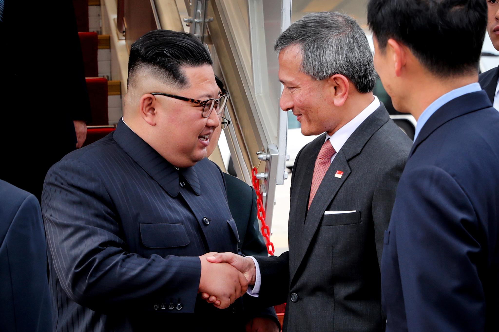 Kim Jong-un ankom Singapore på søndag. Han ble ønsket velkommen av landets utenriksminister, Vivian Balakrishnan.