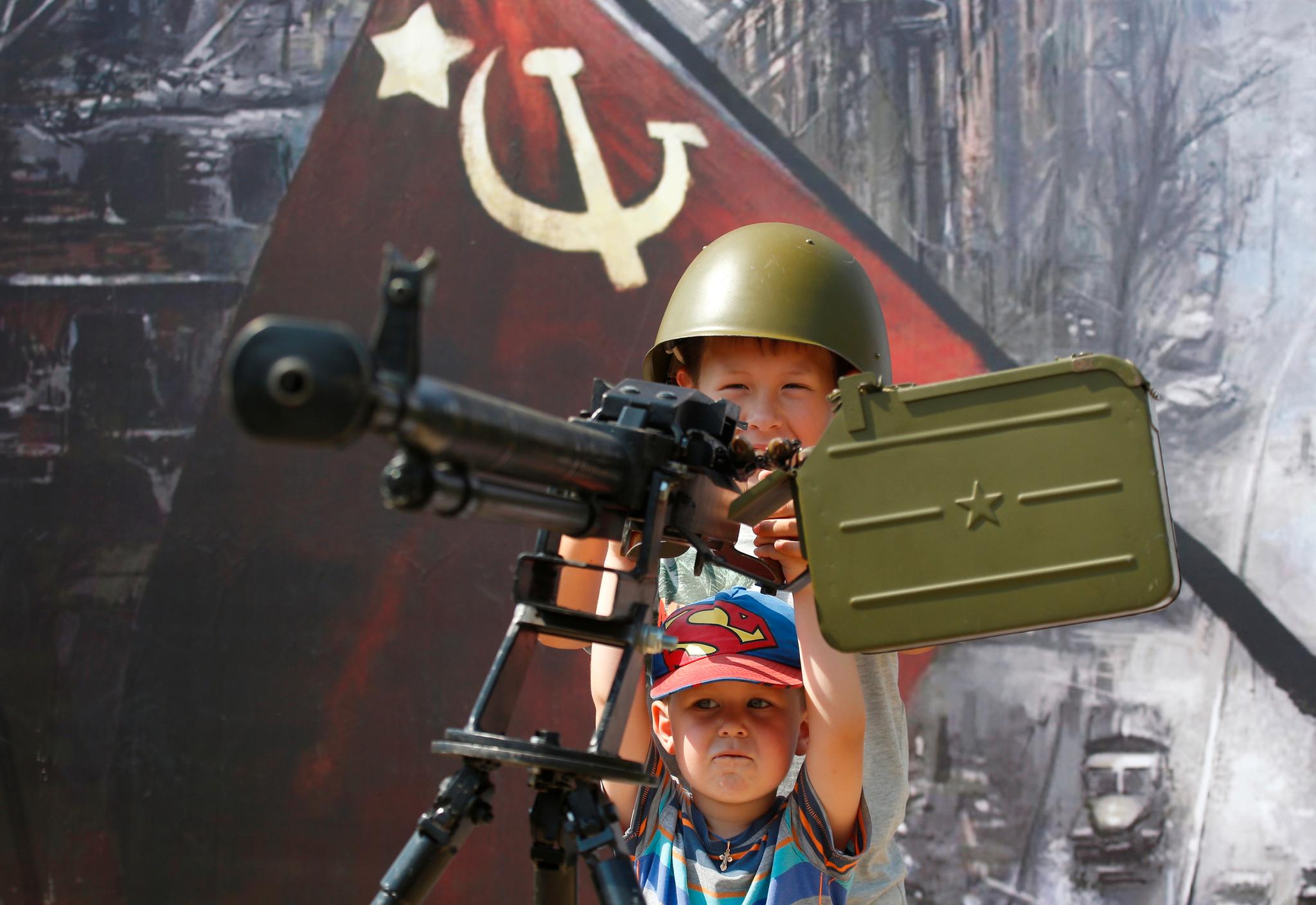 To barn leker med et sovjetisk maskingevær under militærlekene i juli 2018 i Alabino utenfor Moskva.