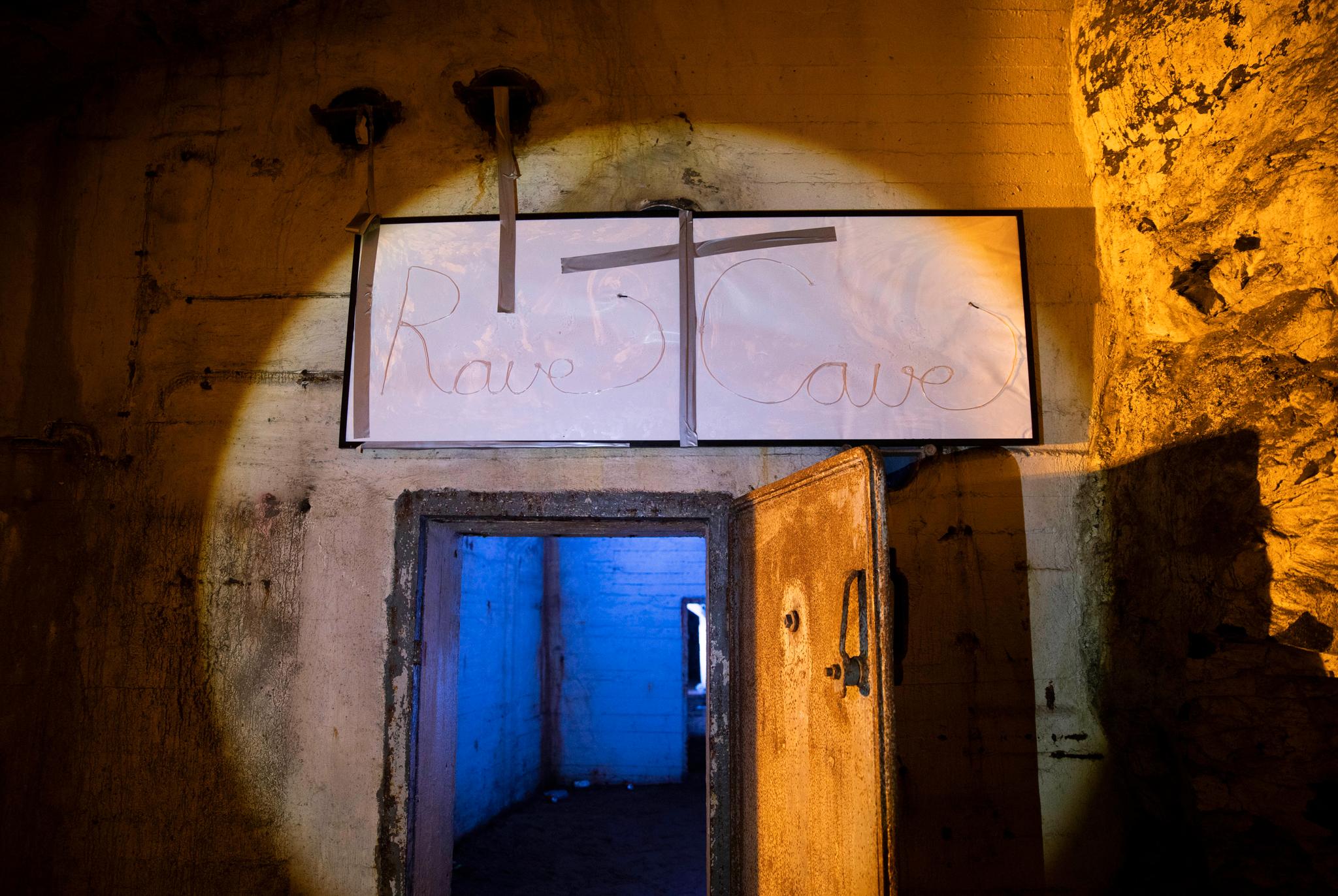 Velkommen til «Rave Cave», sto det i lysende bokstaver da festdeltagerne inntok bunkeren lørdag kveld. Torsdag morgen har lyset for lengst forsvunnet. 