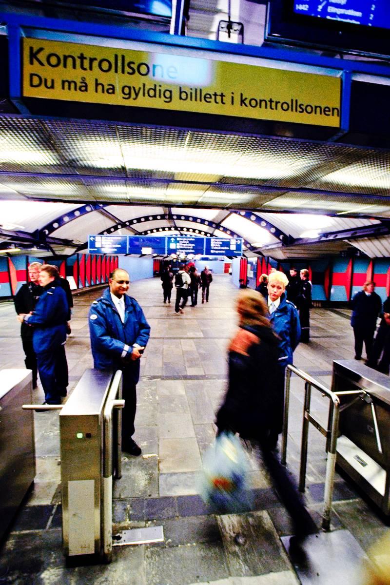 I 1999 forsøkte Oslo Sporveier en ny taktikk mot snikerne: Kontrollene skulle forebygge, det vil si at billettene ble sjekket ved inngangen til stasjonen. Her er to T-banekontrollører på Stortinget T-banestasjon.