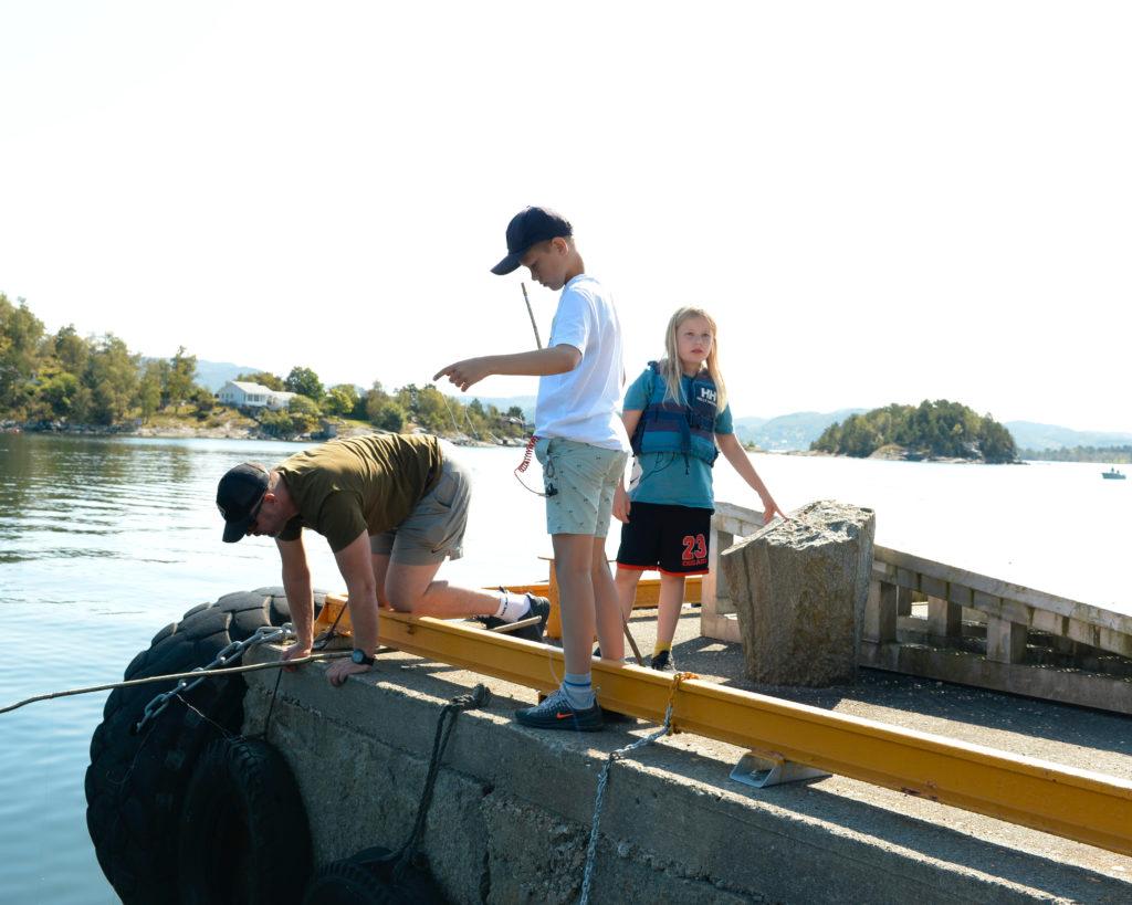  Fiskekokuranse. Marius Dimmen og barna Casper og Celina prøver fiskelykken. 