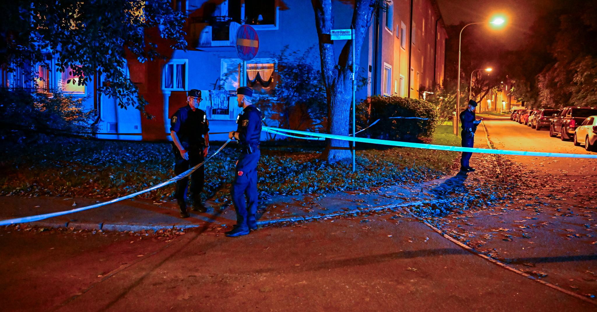 Svensk politi måtte rykke ut lørdag kveld etter nok en skyteepisode. En mann i 20-årene ble skutt og drept. Drapet kobles til konflikten internt i det såkalte Foxtrot-nettverket av flere svenske medier.