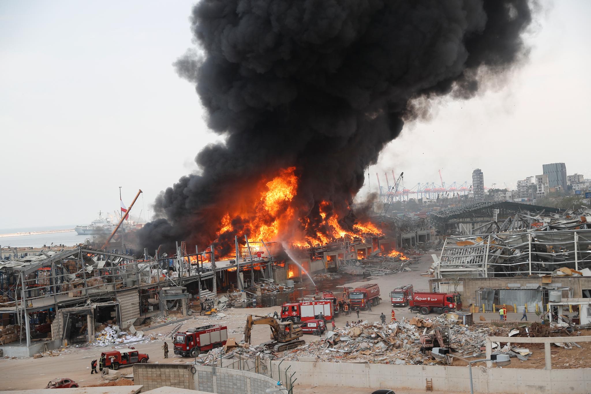 En kraftig brann oppsto i et lager ved havnen i Beirut torsdag. 
Foto: AP / NTB scanpix