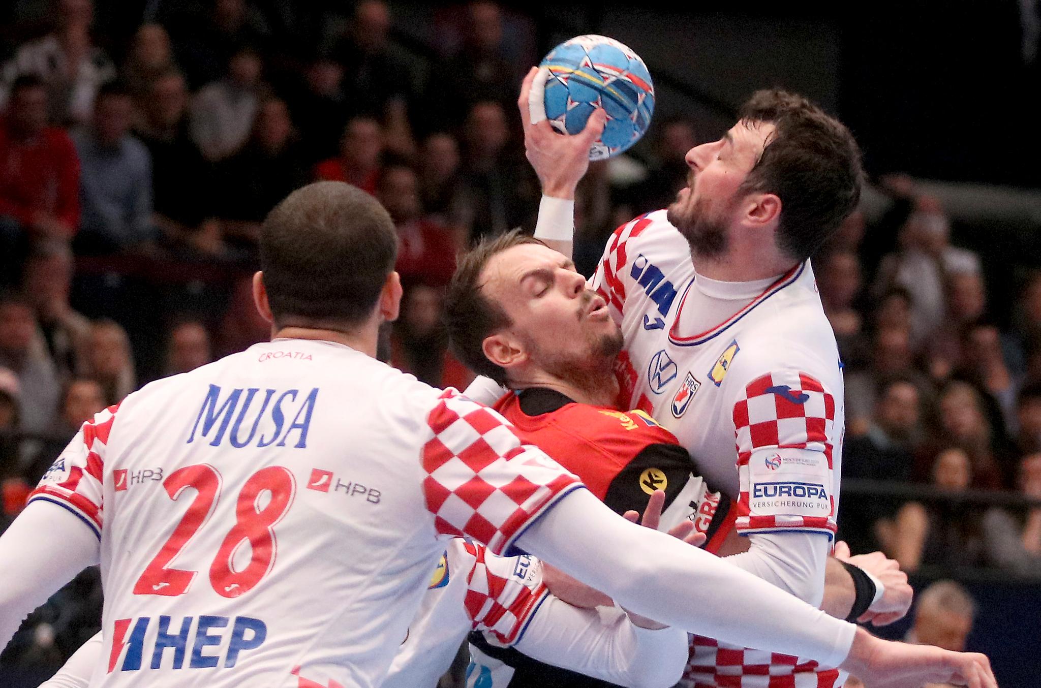 Tyske Kai Häfner stoppes av Kroatias Zeljko Musa (til v.) og Domagoj Duvnjak i lørdagens EM-kamp i håndball. Etter sin 25-24-seier er Kroatia klar for semifinale. 