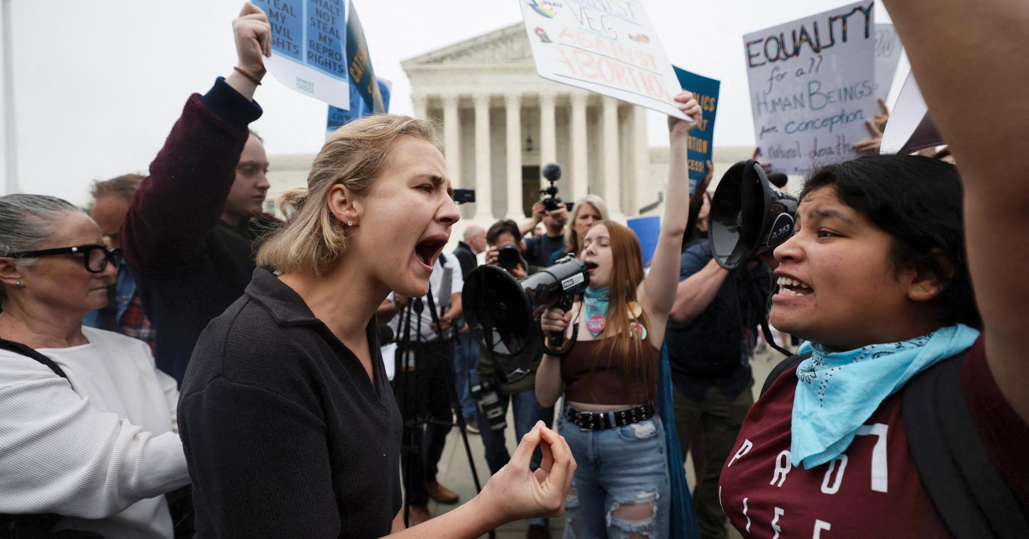 Motstandere og tilhengere av abort har demonstrert utenfor høyesterettsbygningen i Washington D.C. siden det lekkede domsutkastet ble kjent mandag kveld.