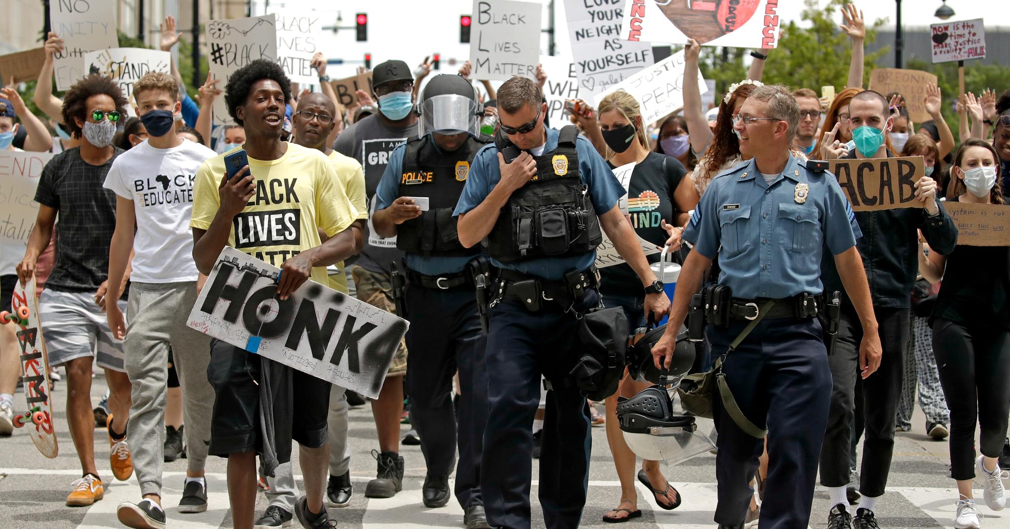 I mange amerikanske byer deltar også i politifolk i markeringer mot politivolden Minneapolis. Bildet er fra Kansas City.