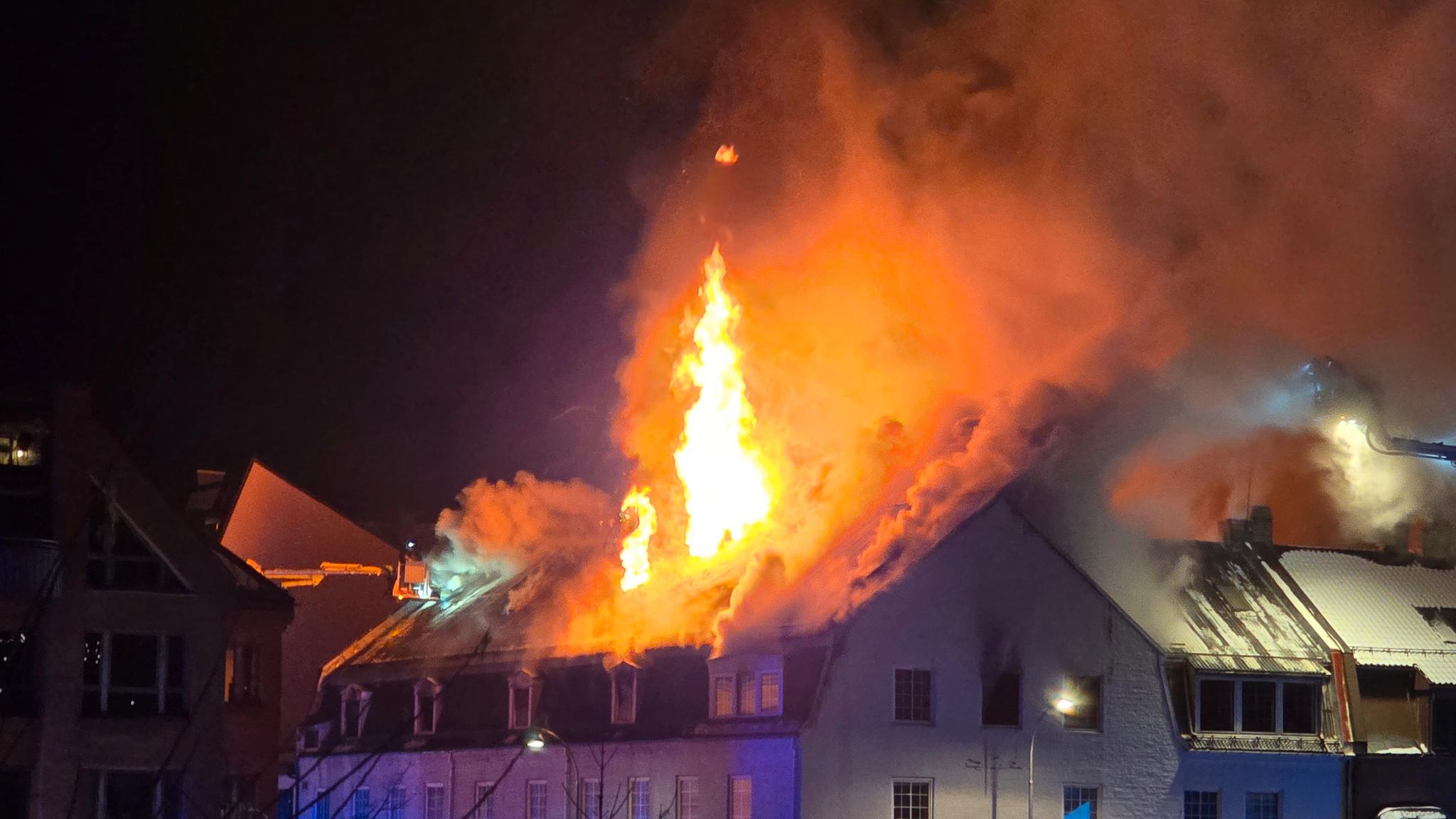 Har ikke kontroll på større brann i Fredrikstad