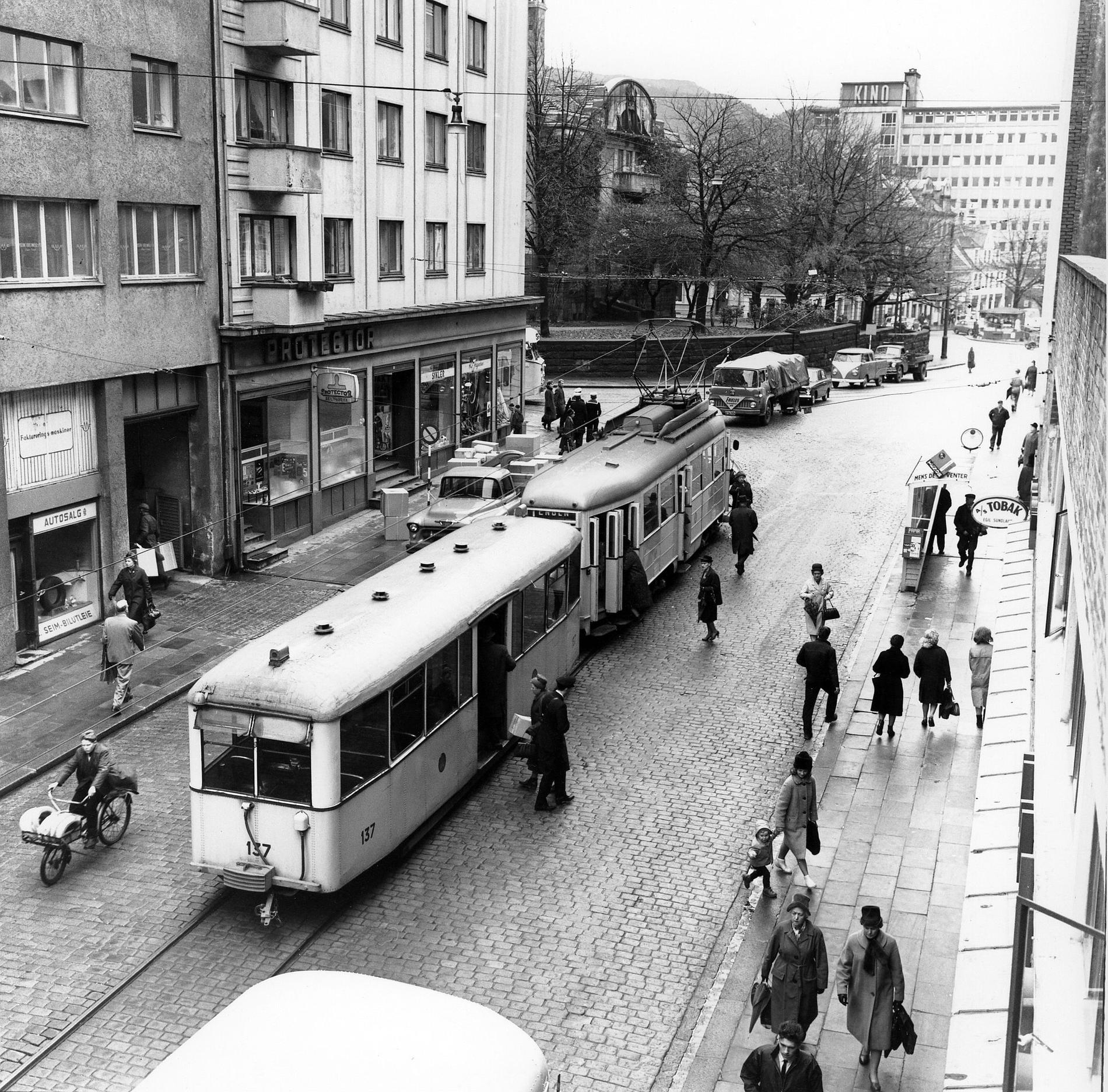 ENDESTASJON: En stemning fra Minde-trikkens endestasjon i Jon Smørs gate i 1964.