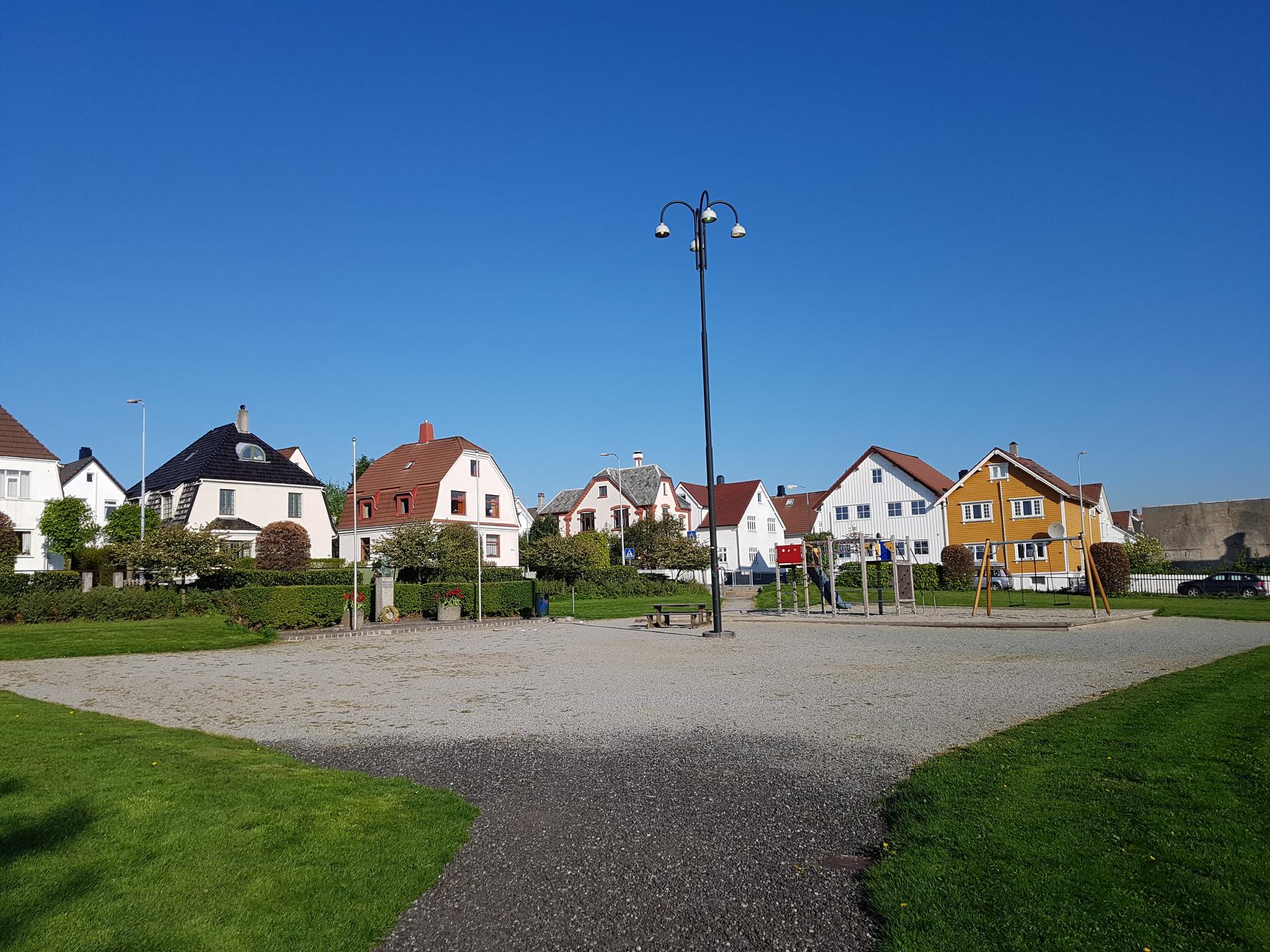 Noen få minutters gange fra sentrum, ovenfor Solvang barnehage og nedenfor Wessels gate, ligger det mange kaller for Eiganesparken.