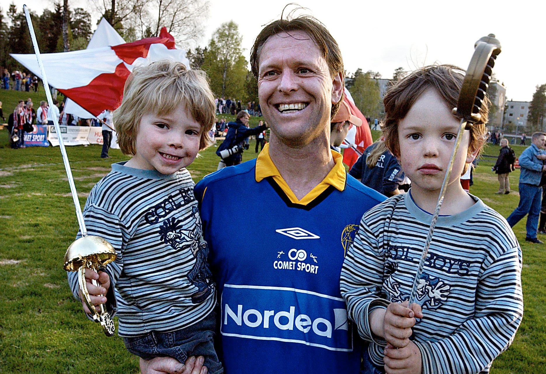 NÆR HJERTET: Egil «Snapper’n» Johansen med sine barn etter en cupkamp i 2004 mellom Bøler og Fredrikstad. Bøler er en stor del av livet til «Snapper’n».