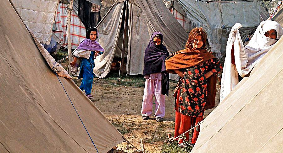 Det er ikke tilfeldig at millioner av mennesker fortsatt er avhengige av nødhjelp etter flommen i Pakistan, skriver kronikkforfatterne.