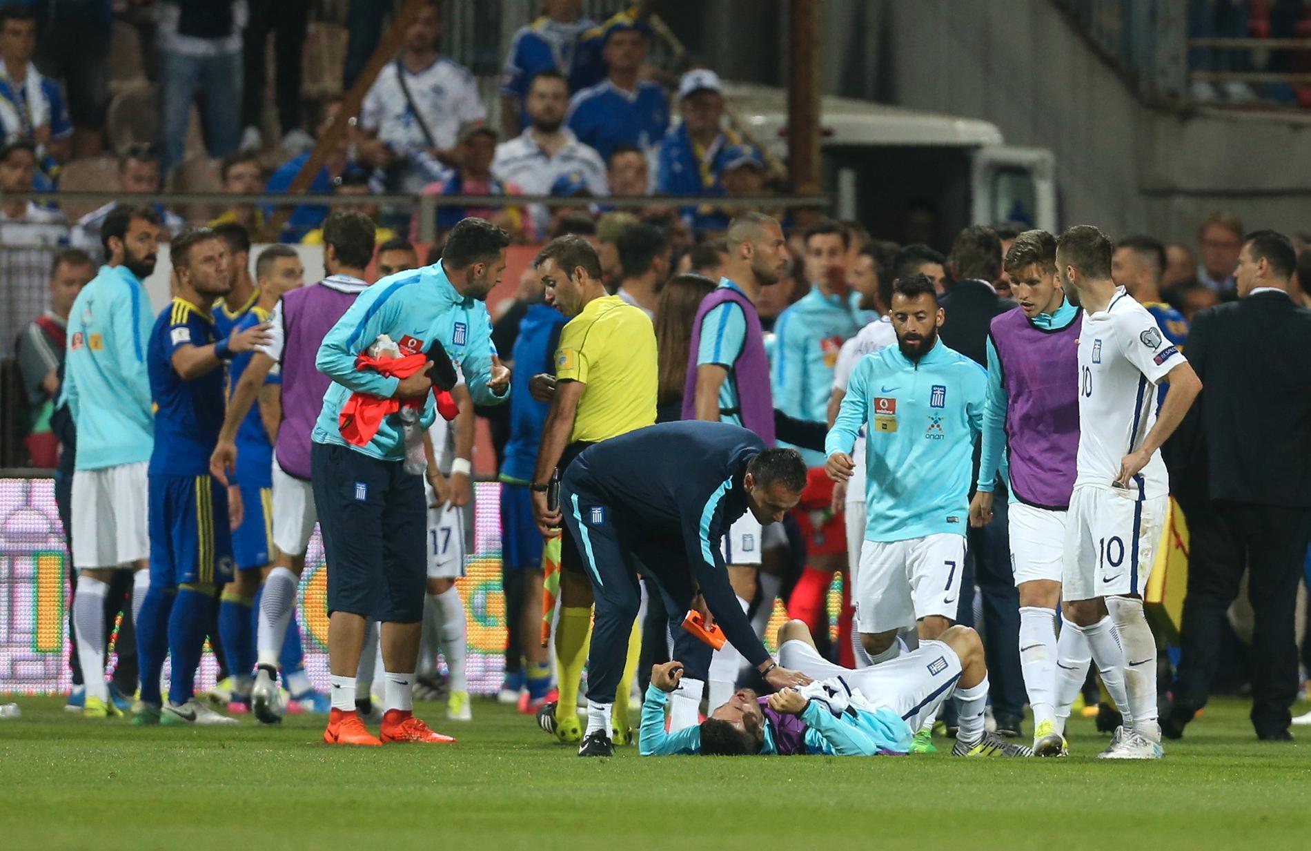 Giannis Gianniotas hadde det ikke godt etter å ha fått føle knyttneven til Bosnia-Hercegovinas assistenttrener.  