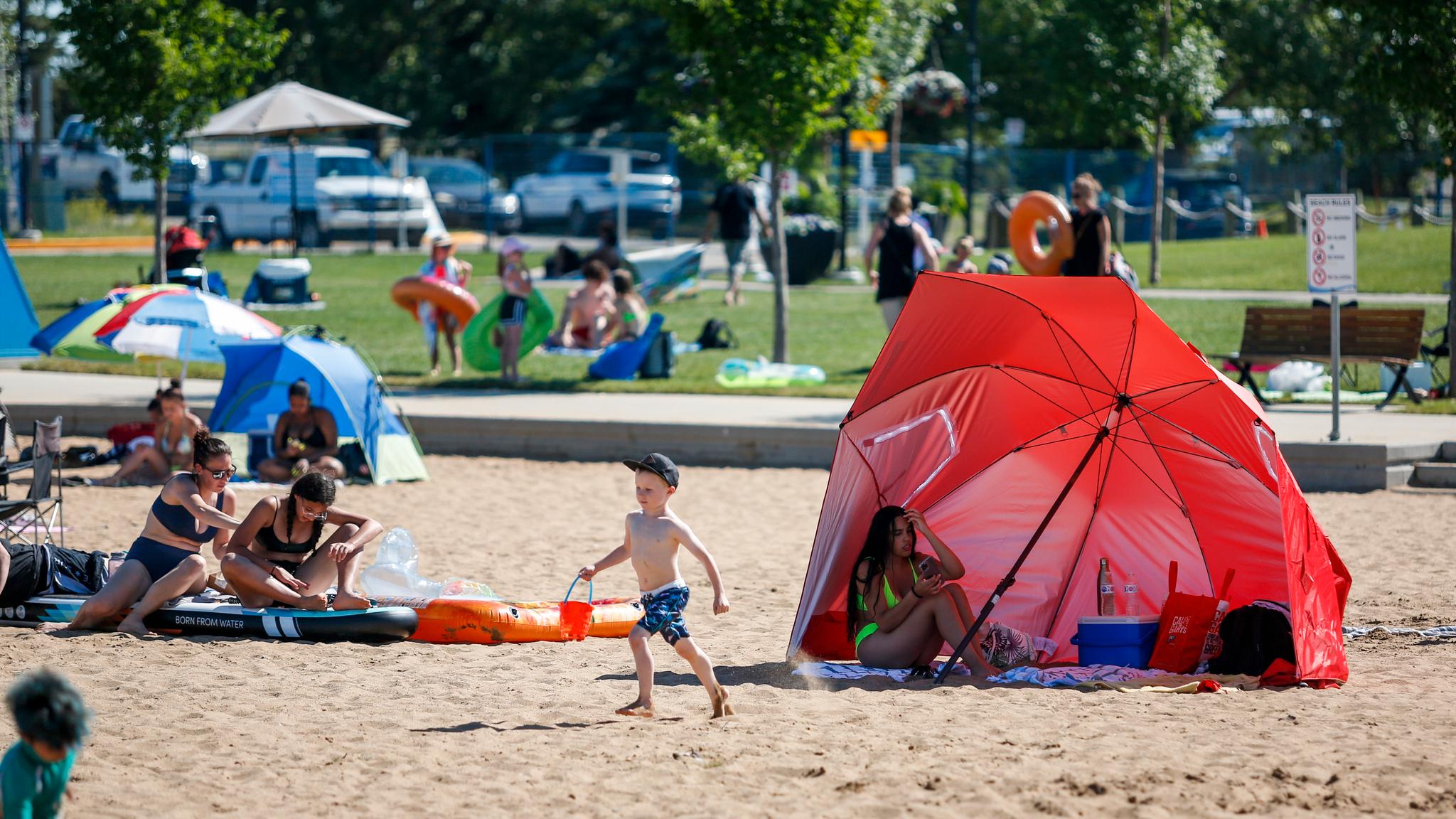 I Canada søker folk seg til stranden for å holde ut varmen. Her fra Chestermere. 